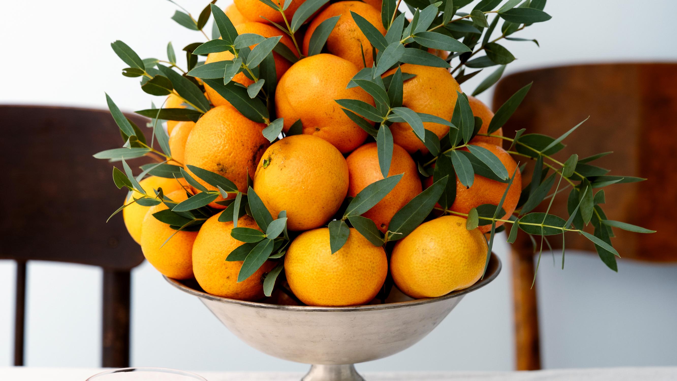 This season’s hit: the mandarin Christmas tree—make an easy, showstopping centerpiece for your Christmas table
