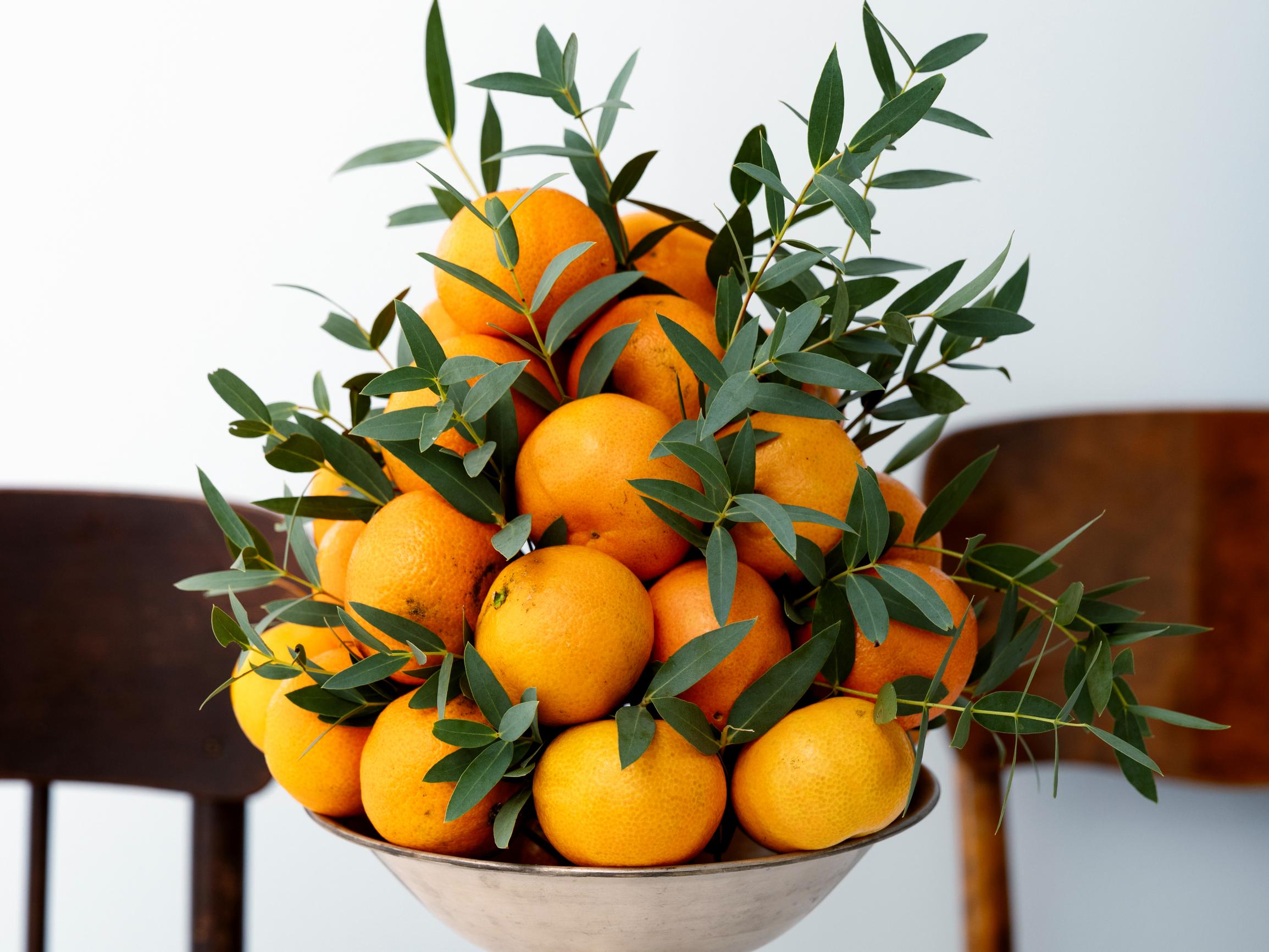 This season’s hit: the mandarin Christmas tree—make an easy, showstopping centerpiece for your Christmas table