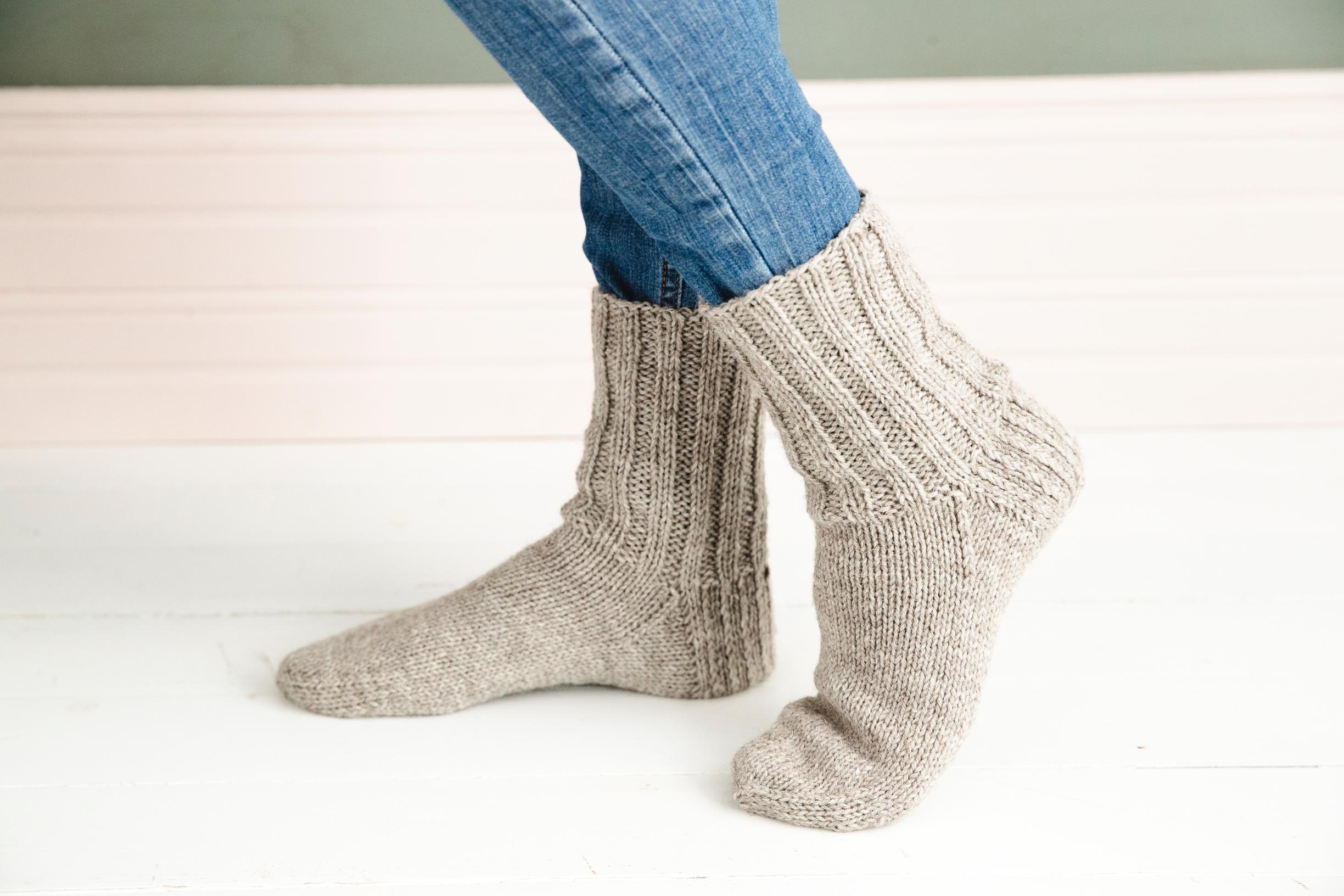 Wool socks pattern: easy instructions for knitting cozy basic socks