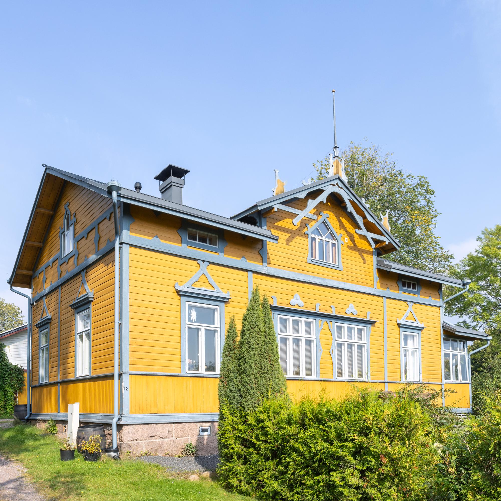 She remains in her 19th-century villa after her husband’s passing: “I’m not yet ready to let go of this place”