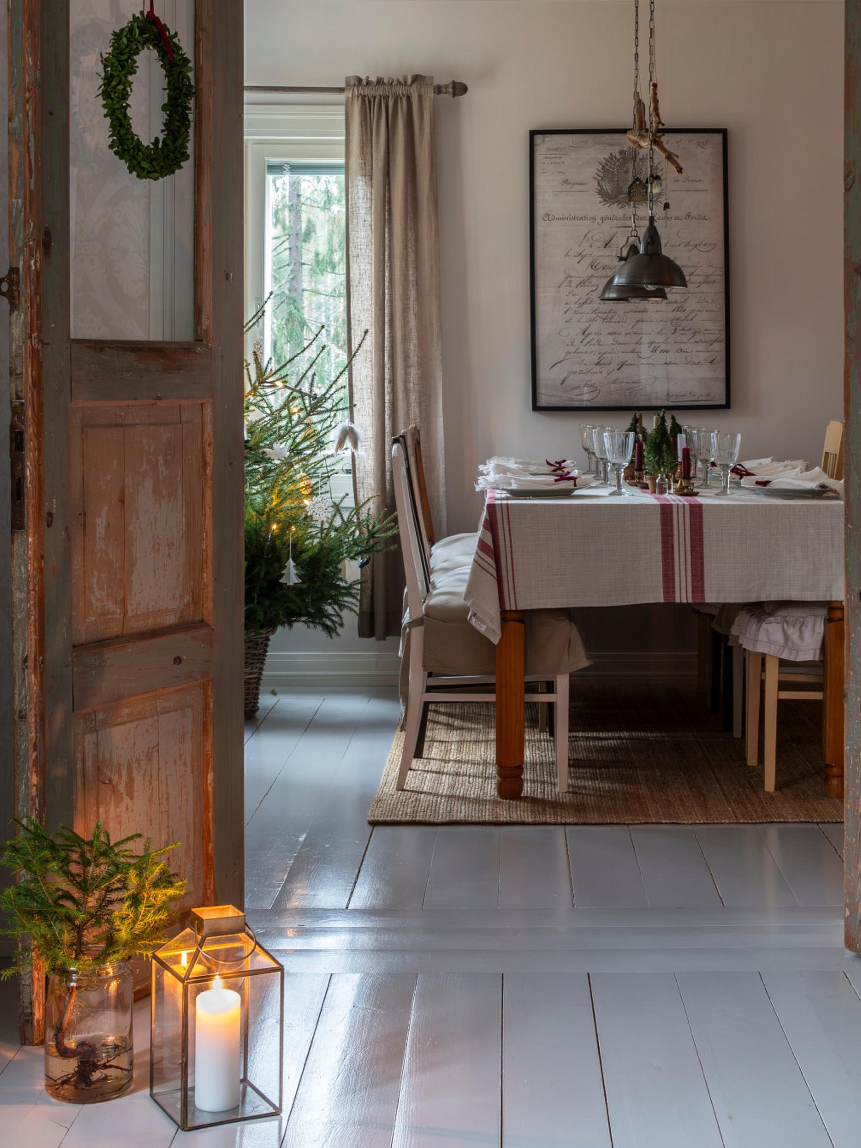 Christmas spirit fills this Finnish wooden home, adorned with Annika’s handmade evergreen decorations: “There must be candles everywhere”