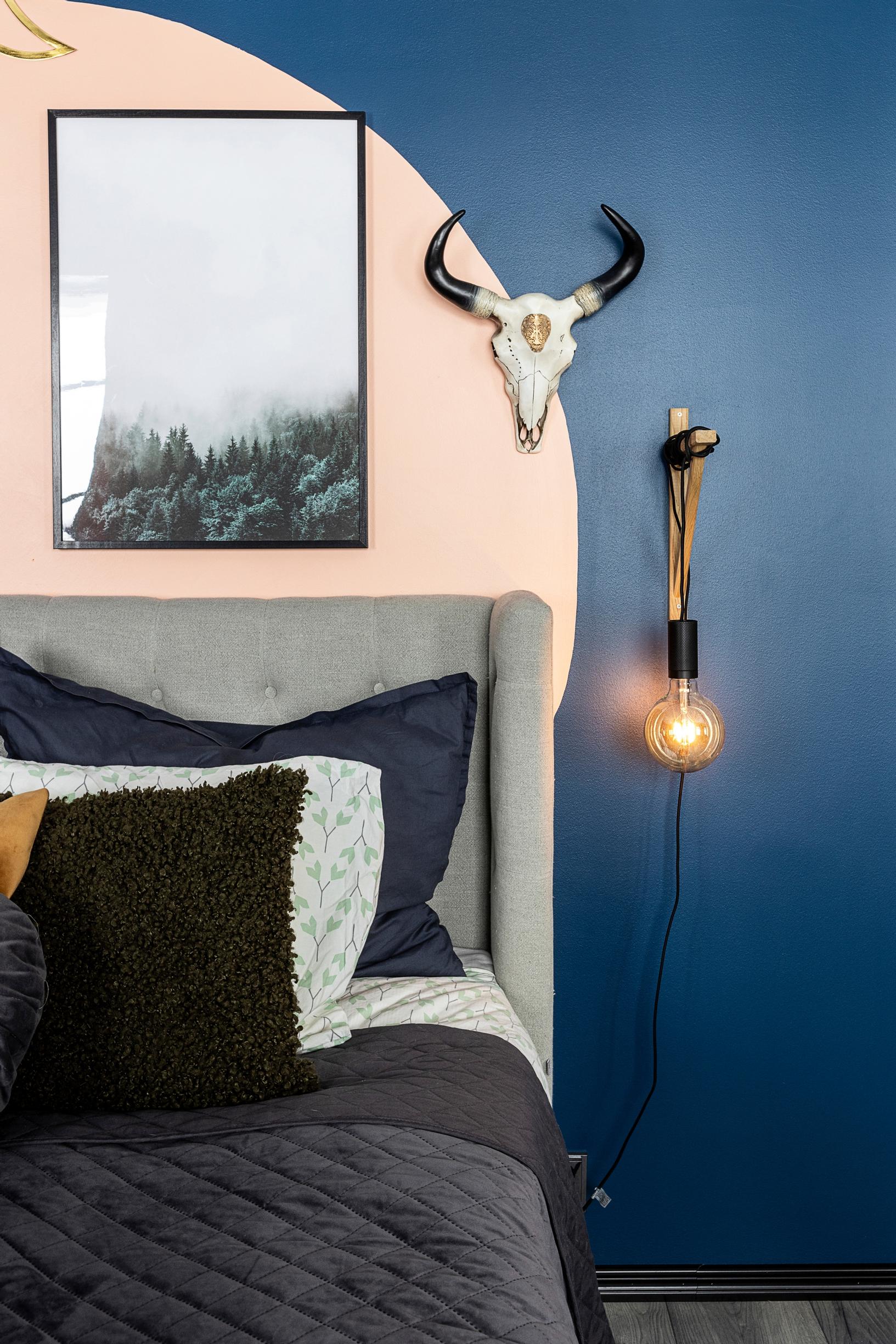 A half-circle–painted wall in the bedroom.