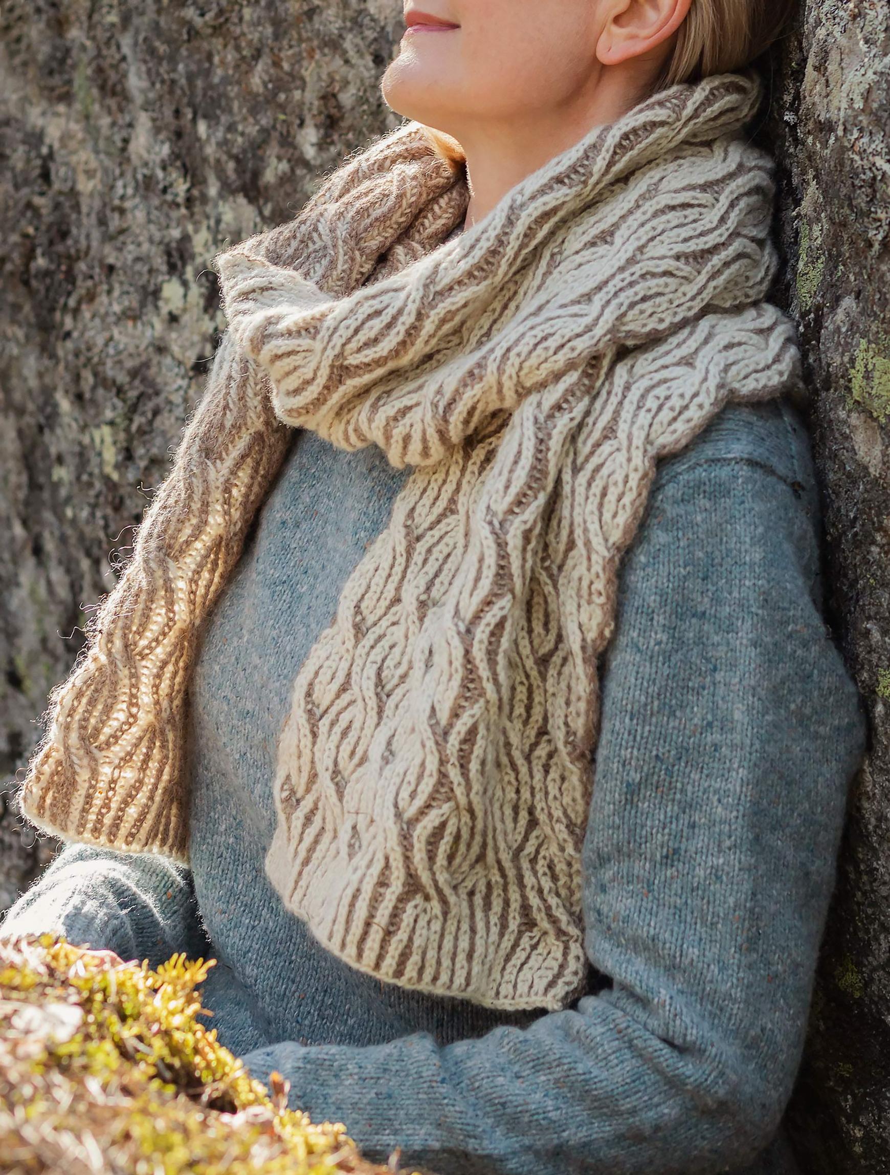 Two-colored brioche cable scarf