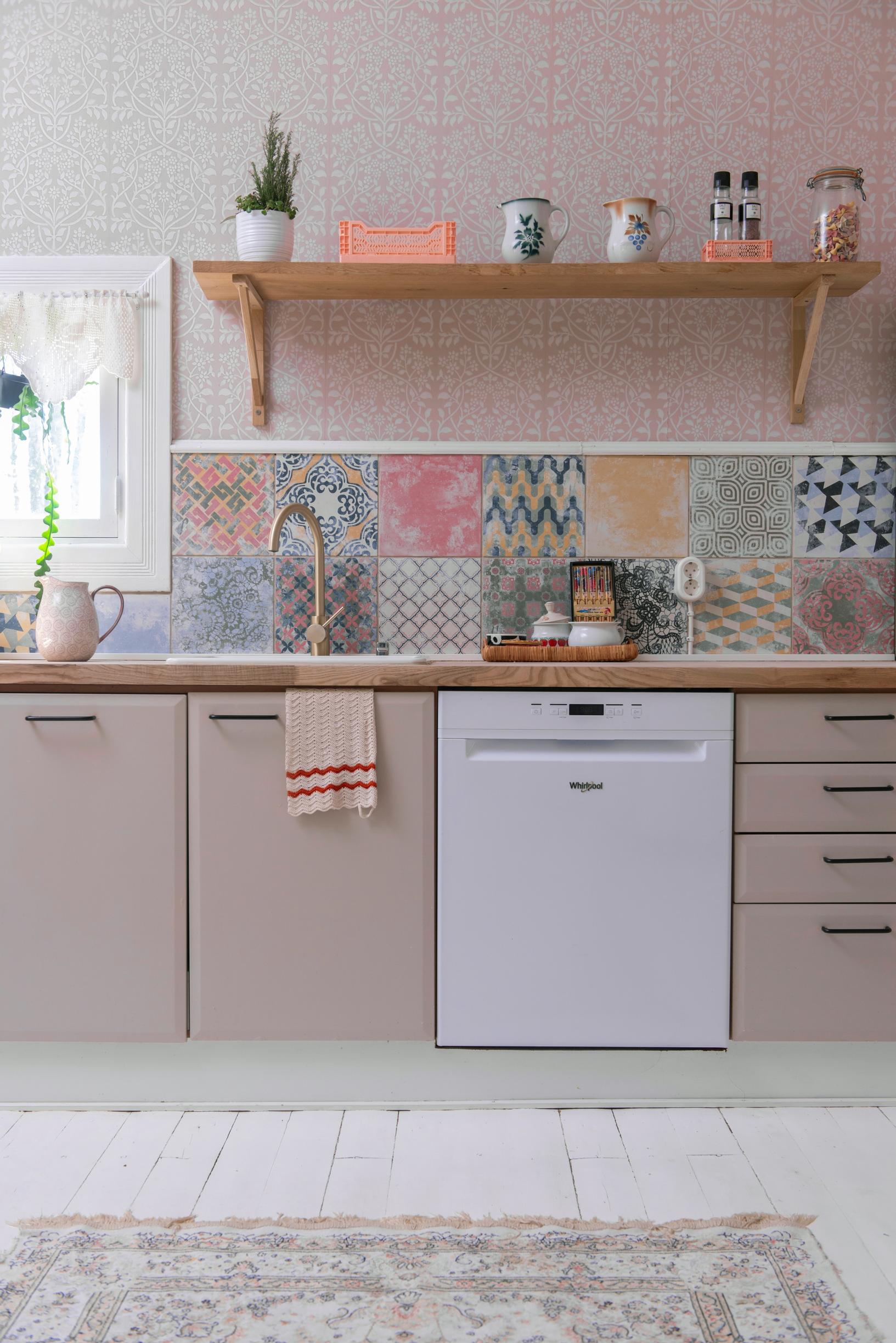Colorful tiles in the kitchen