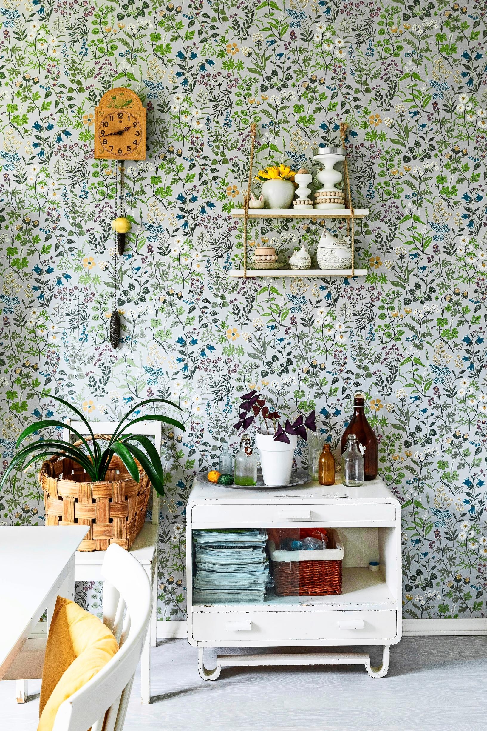 Boråstapeter’s 1950s Flora wallpaper in the dining room