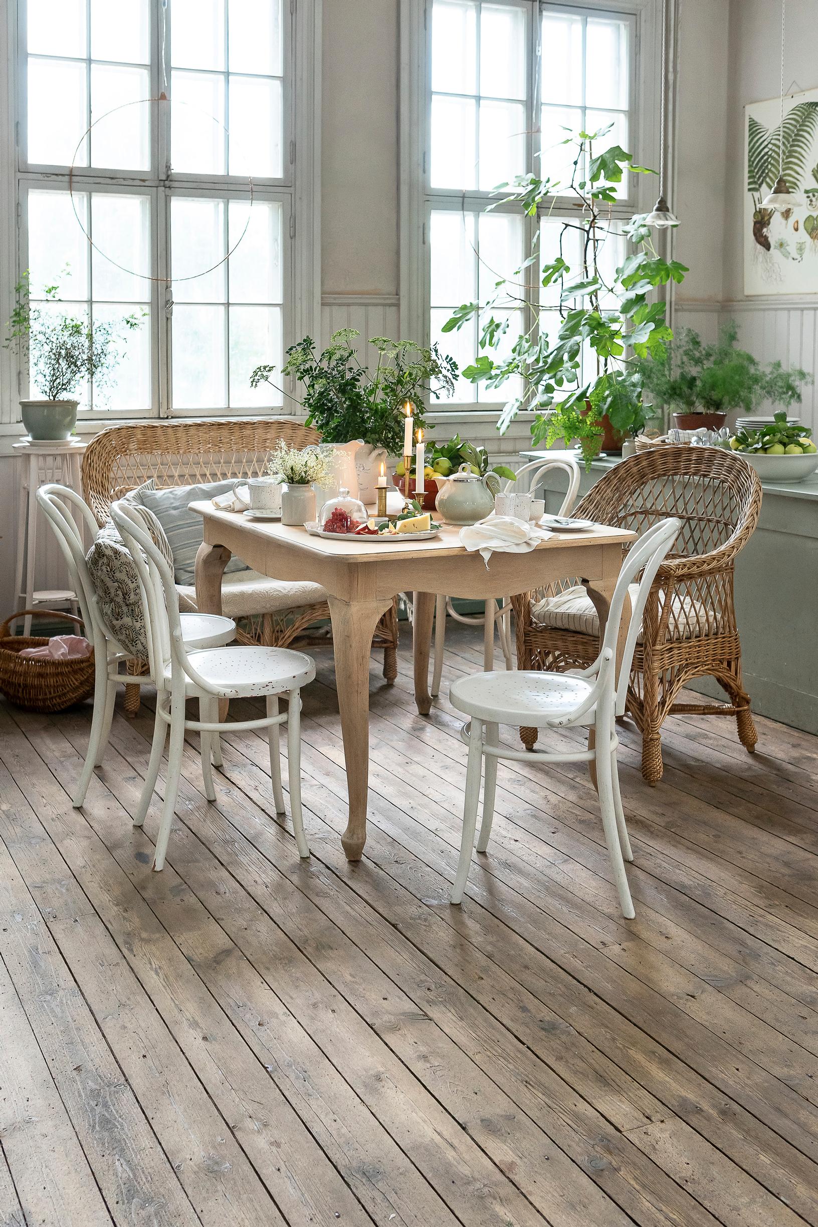 Lightening an oak table with lye