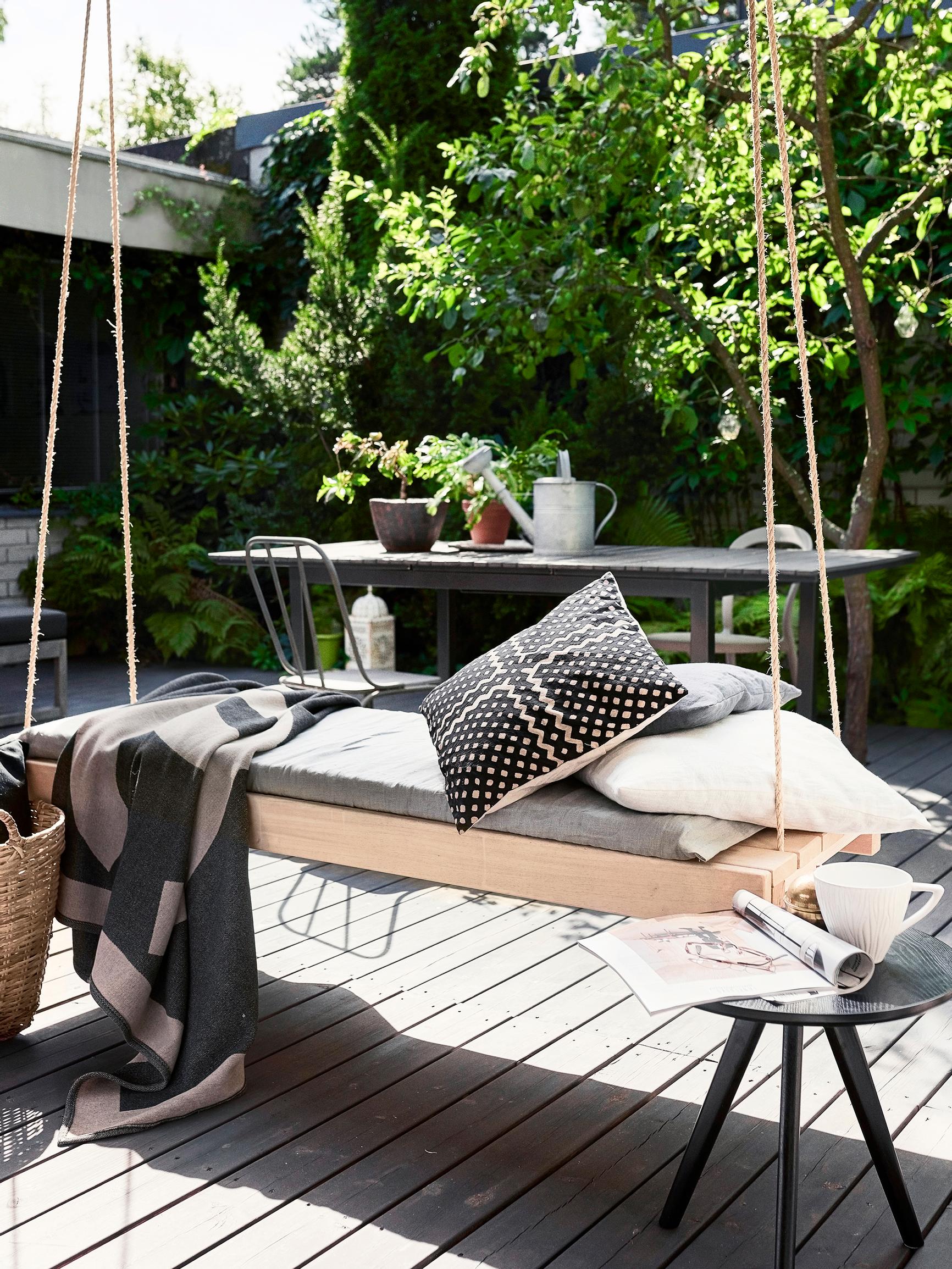 Lounge in comfort: Make a stylish daybed from a sauna bench