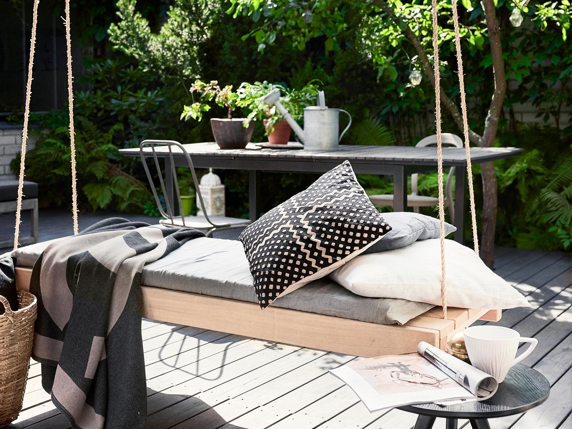 Lounge in comfort: Make a stylish daybed from a sauna bench