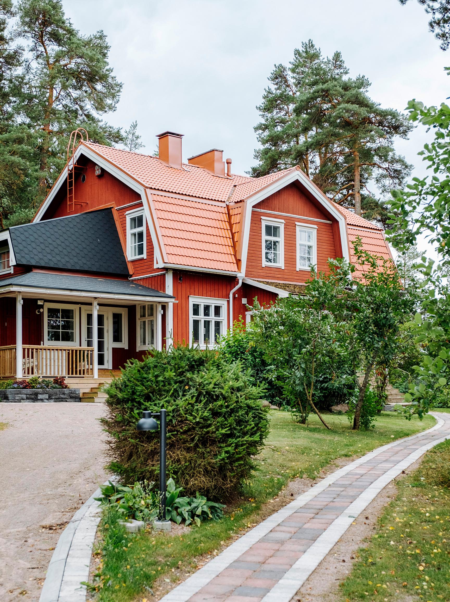 Mia and Mikko’s red home