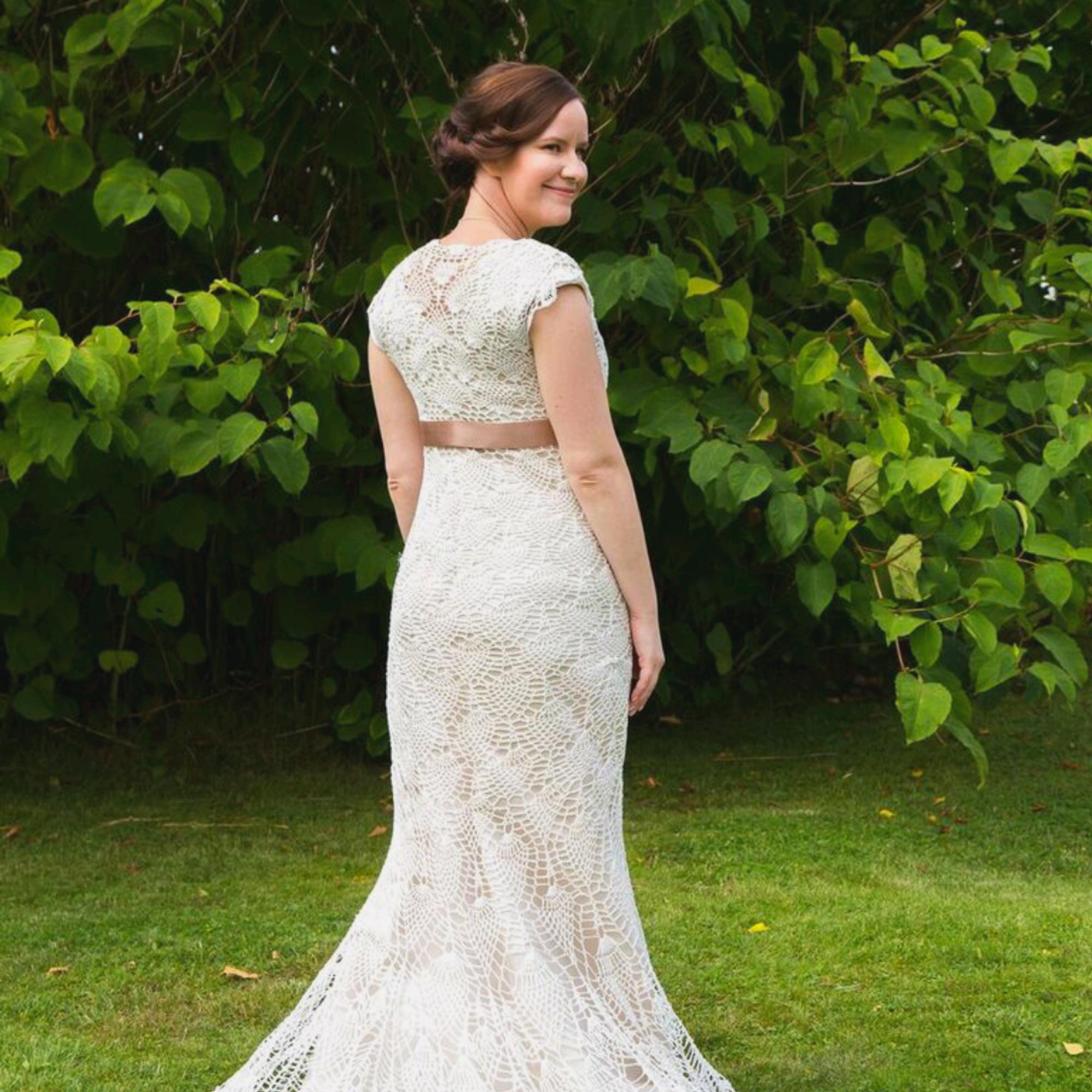 I do! Eveliina crocheted her wedding dress herself—it took nine months to complete