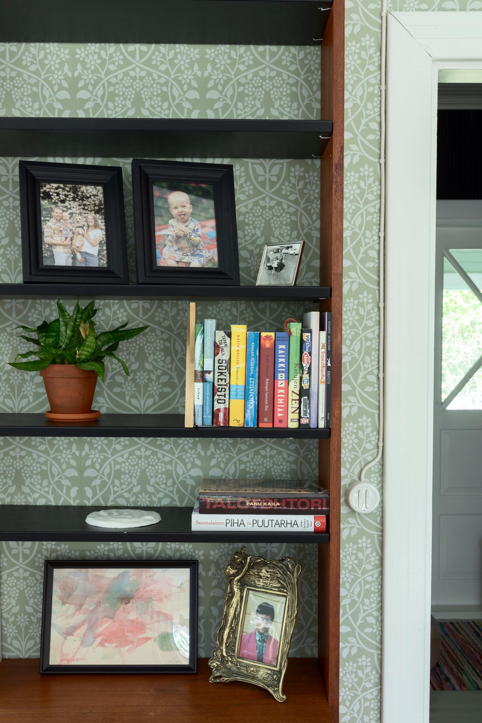 Lukko wallpaper and a bookshelf in the living room
