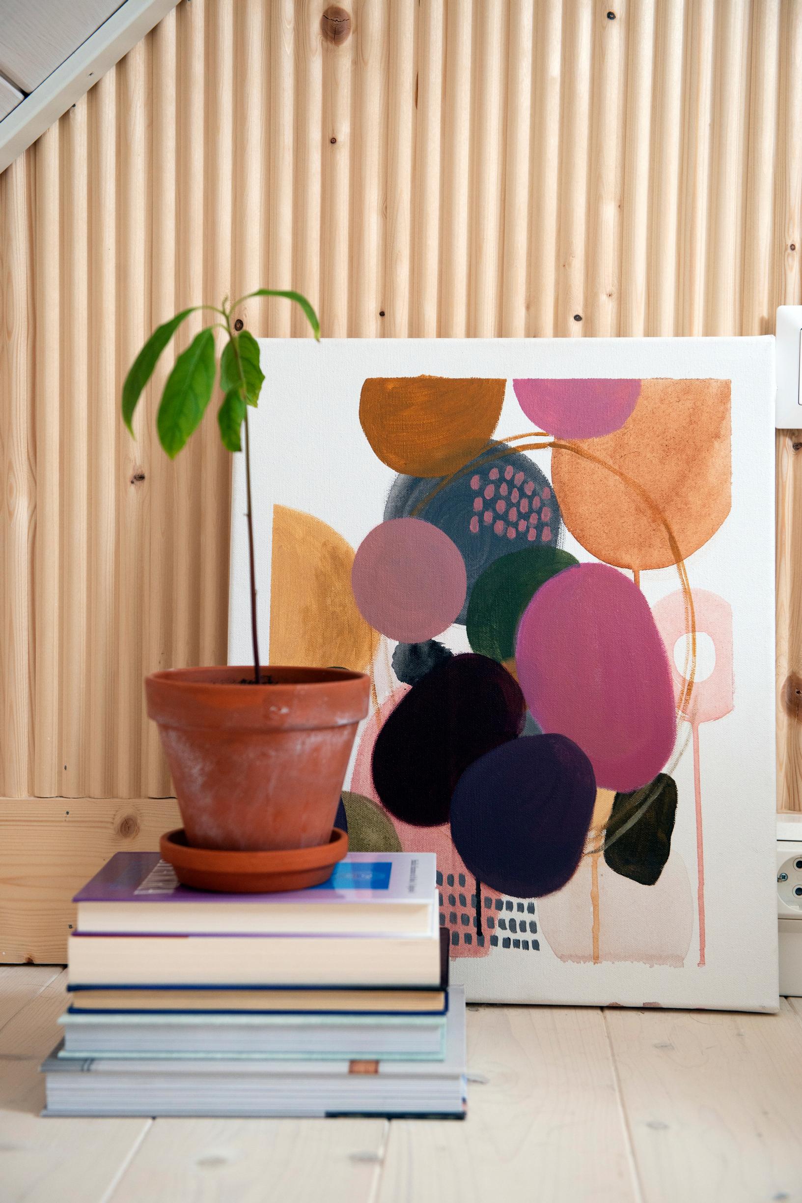 Essi’s painting and arrangement against the bedroom’s paneled wall
