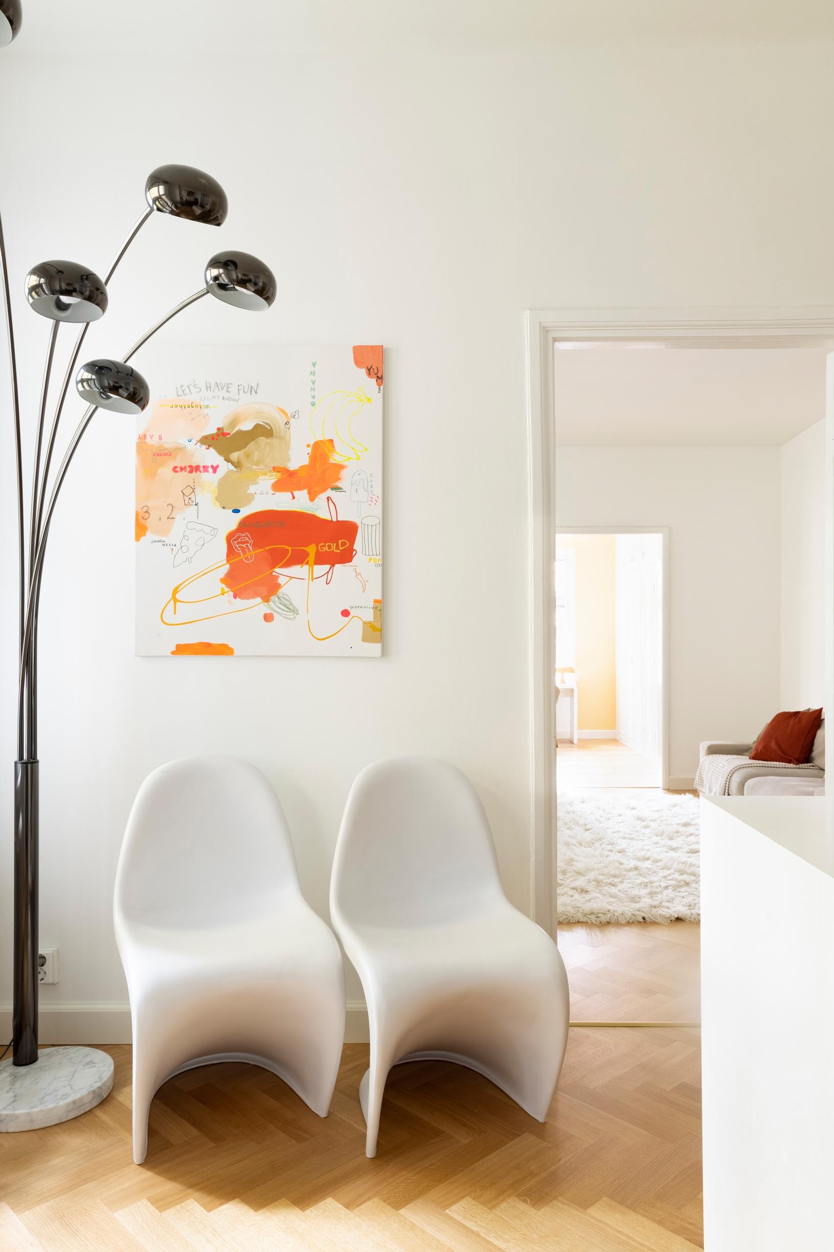 A floor lamp from the 1970s–80s in the kitchen corner with Panton chairs