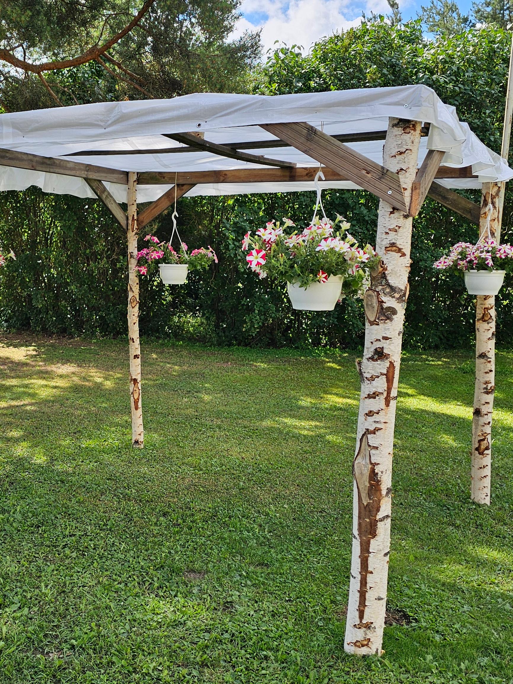 This party tent barely cost anything! Anja created a charming DIY pavilion as a joint project with her son