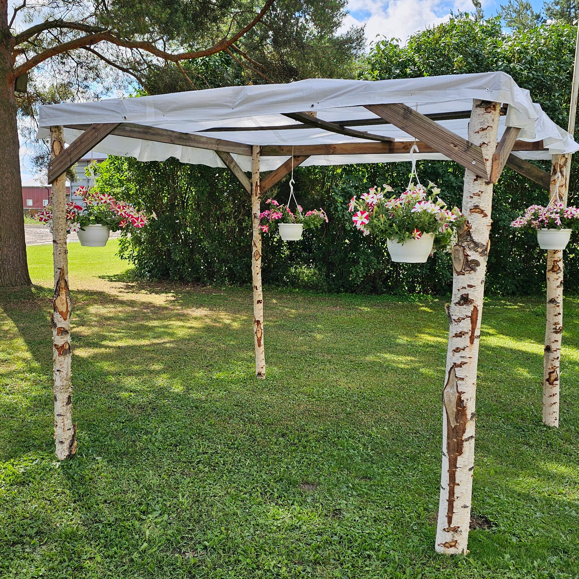 This party tent barely cost anything! Anja created a charming DIY pavilion as a joint project with her son