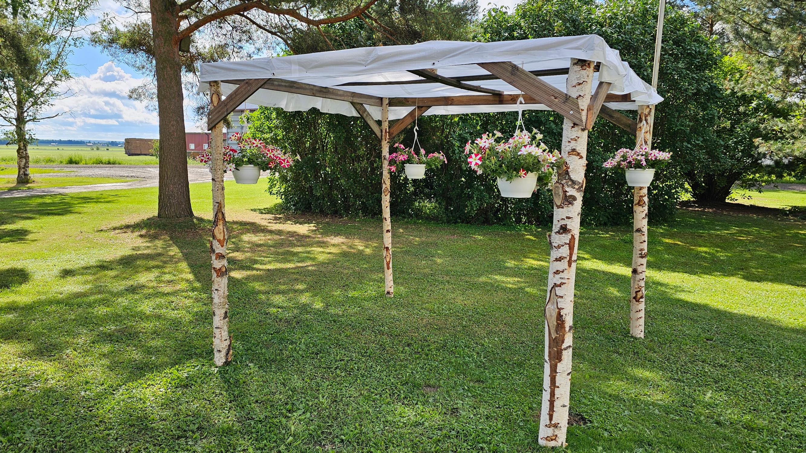 This party tent barely cost anything! Anja created a charming DIY pavilion as a joint project with her son