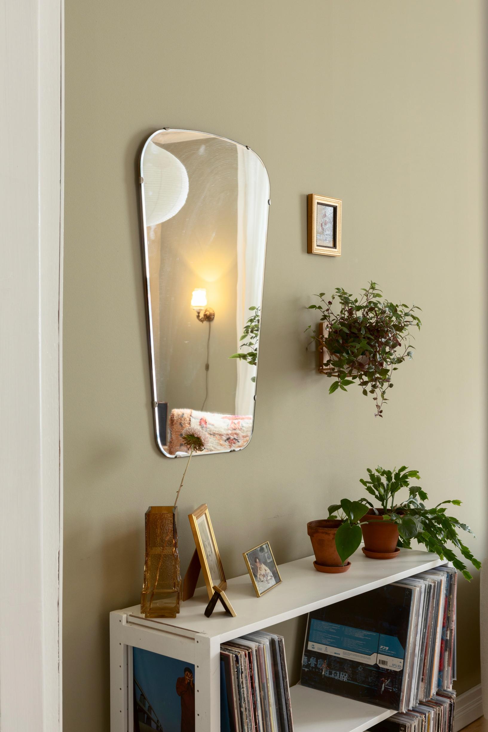 In the décor, a hint of the 1950s, such as a vintage mirror.
