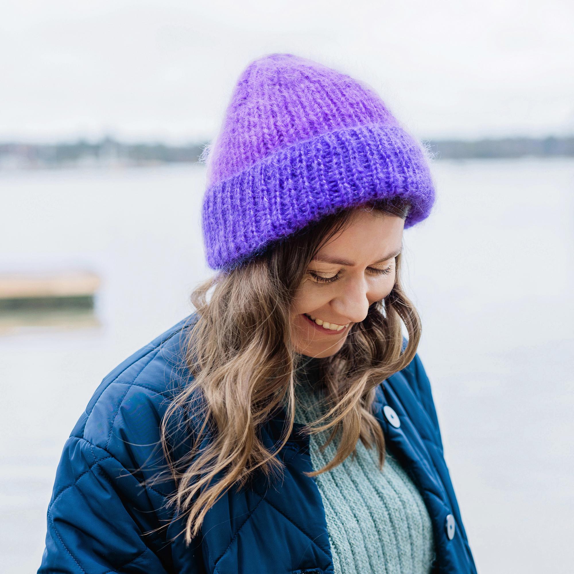 Silky soft and incredibly easy: this beginner’s beanie is your new winter favorite for first-time knitters