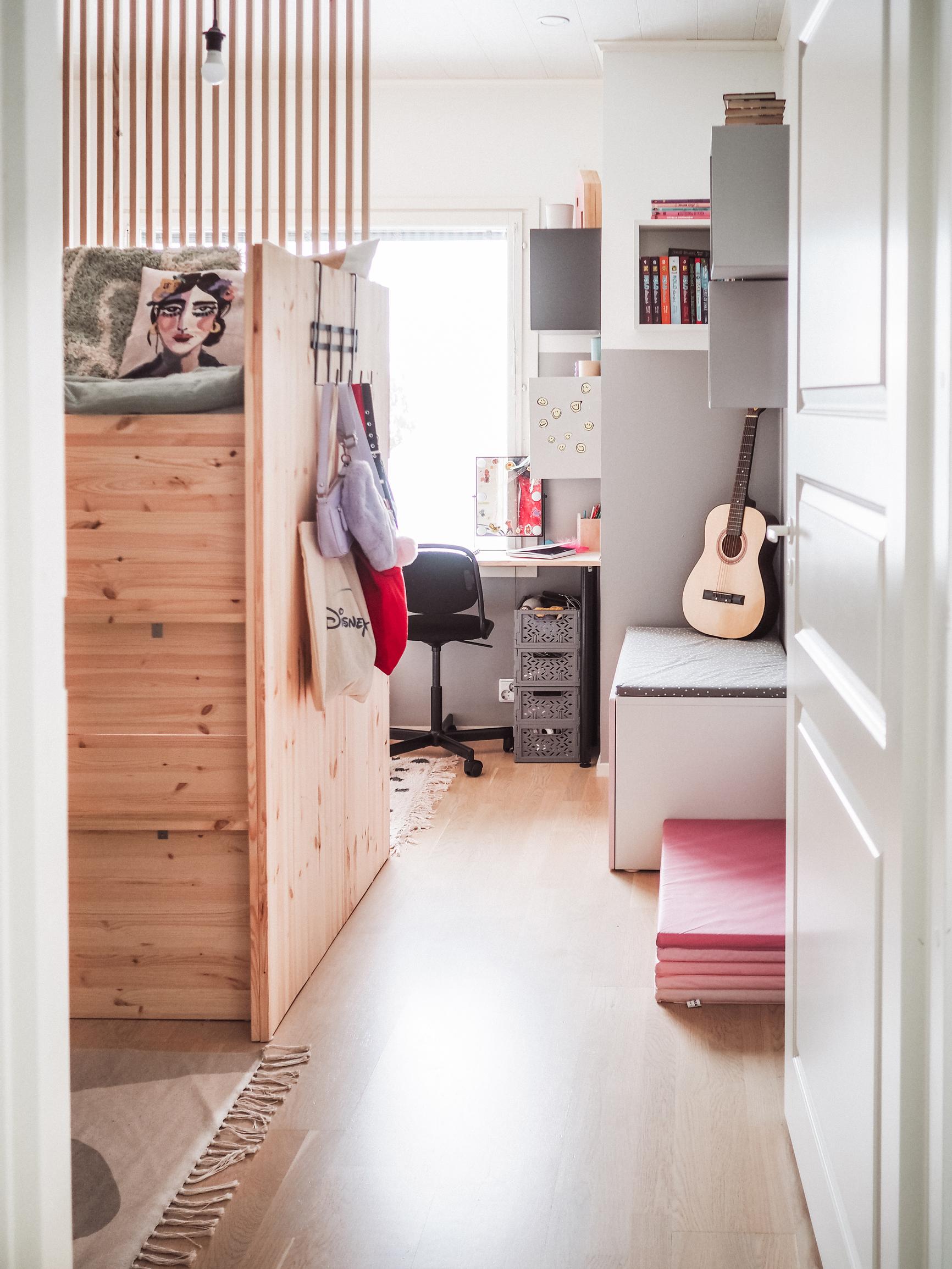 Children’s room divided with a bunk bed