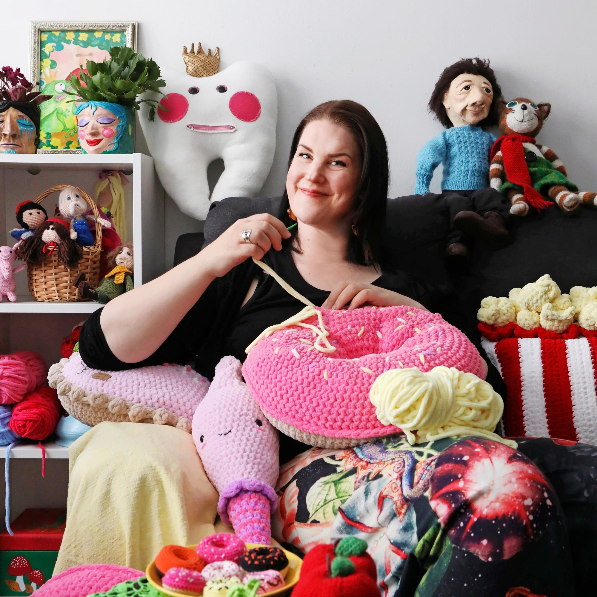 When her kid wants a new toy for the play kitchen, Jenni picks up her yarn