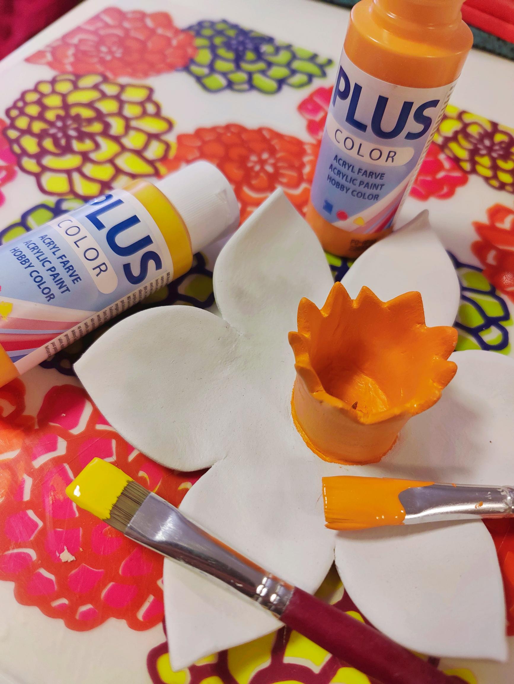 Painting the modeling clay daffodil