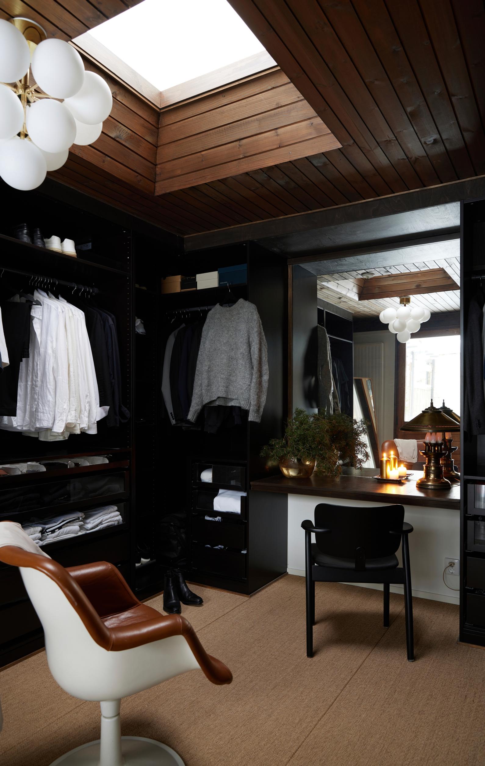 A dressing room with a sisal carpet.