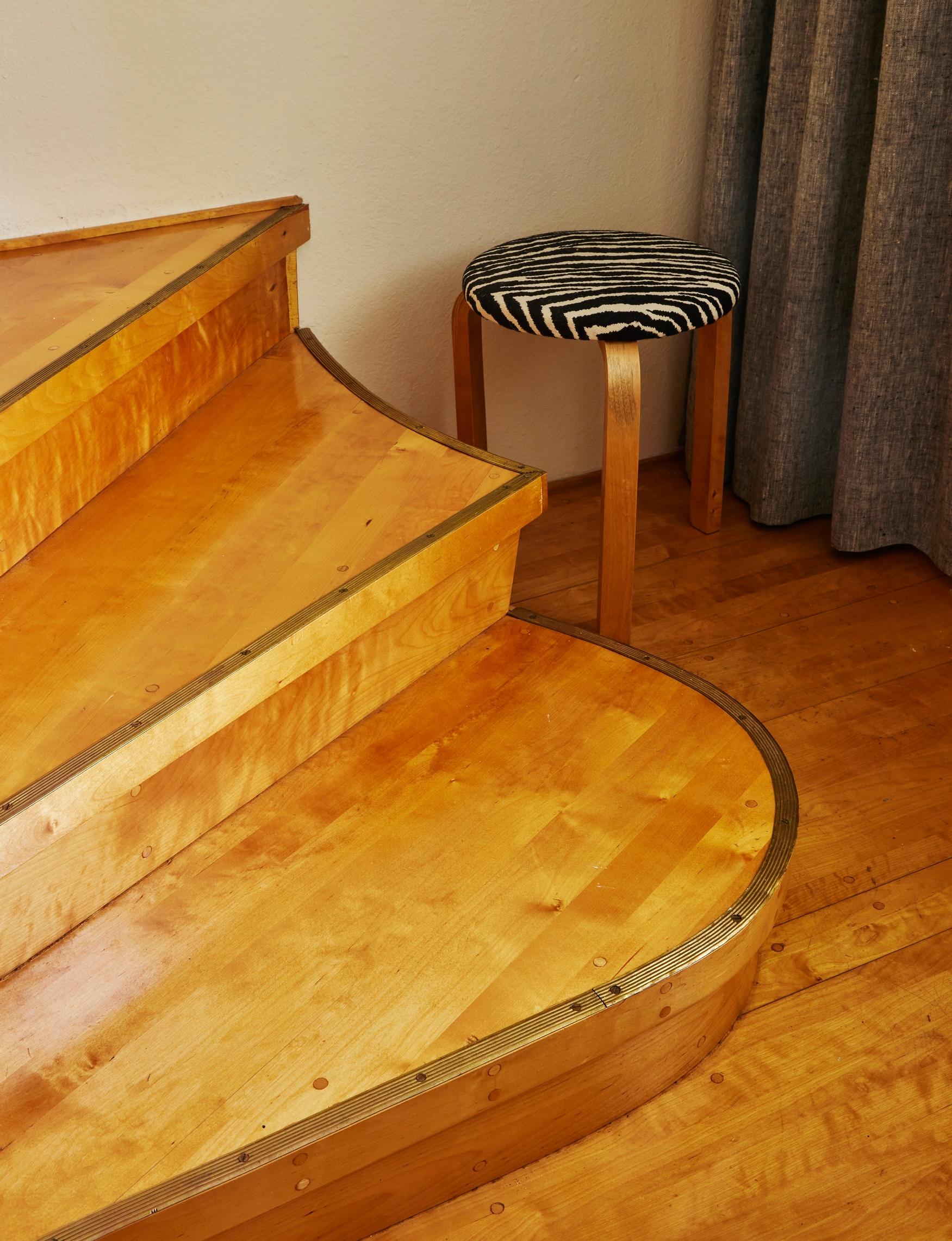 Detail of the lower steps of the staircase.