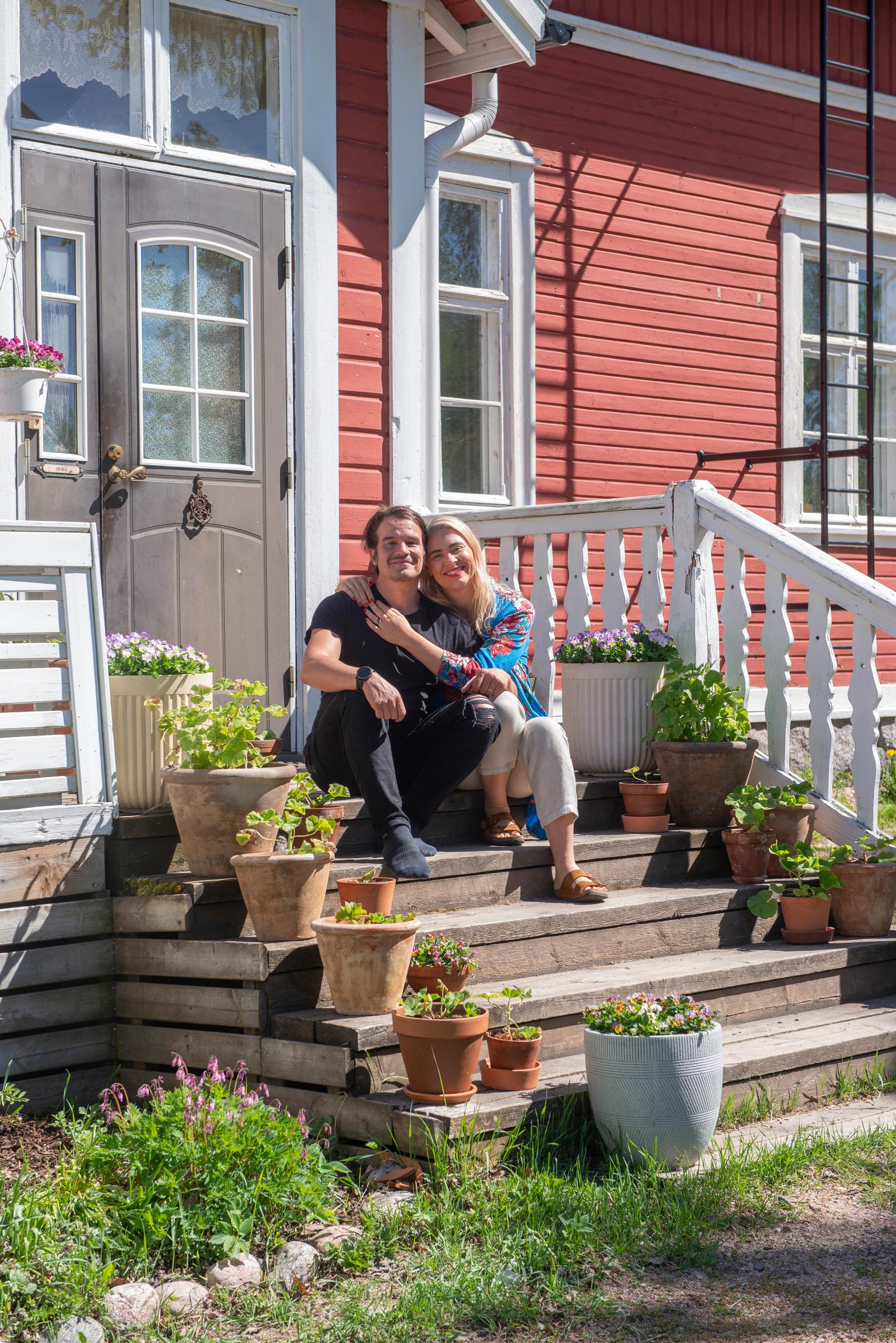 Samuli and Anniina Jokinen sitting on the steps