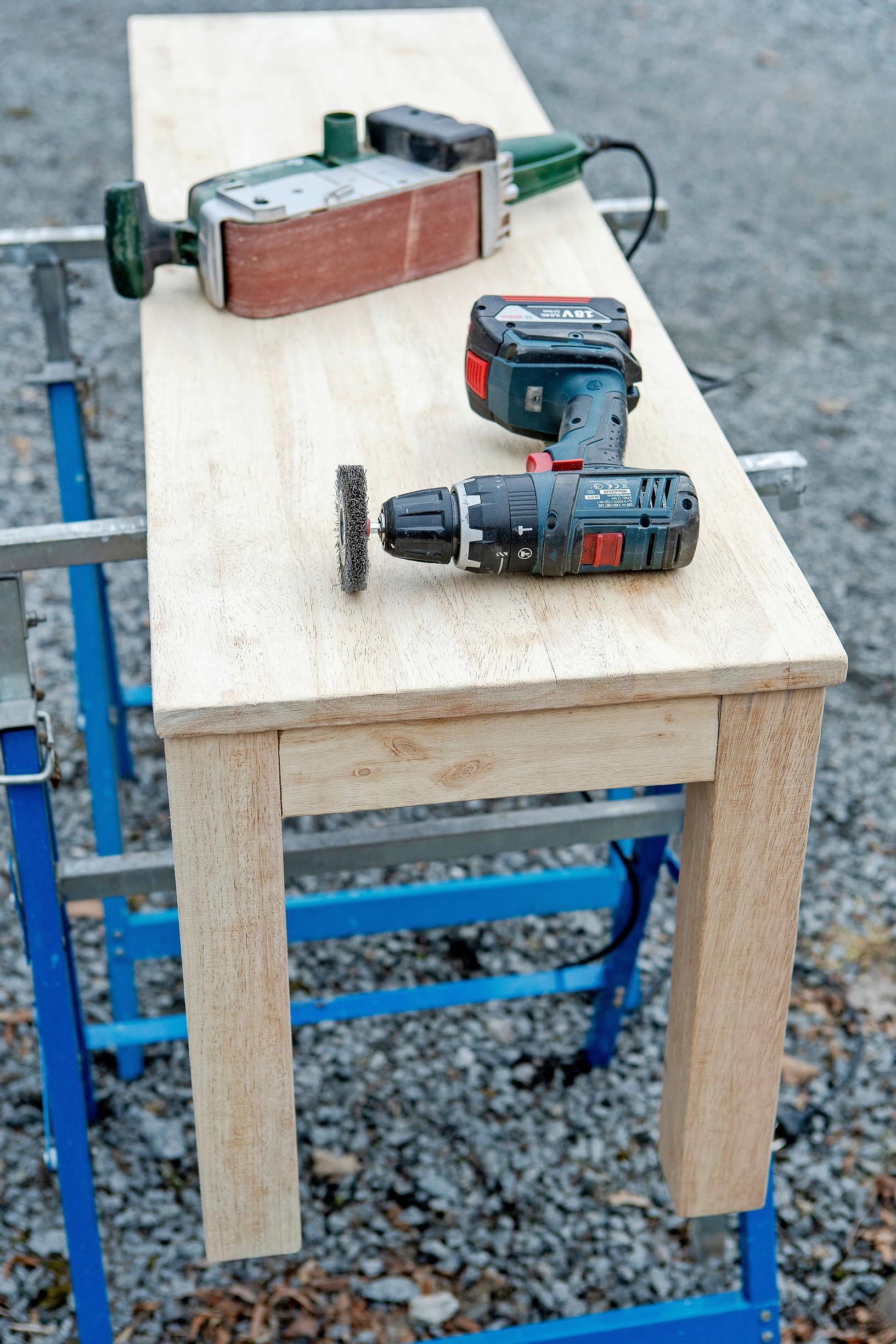 How to distress wood: bench transformation