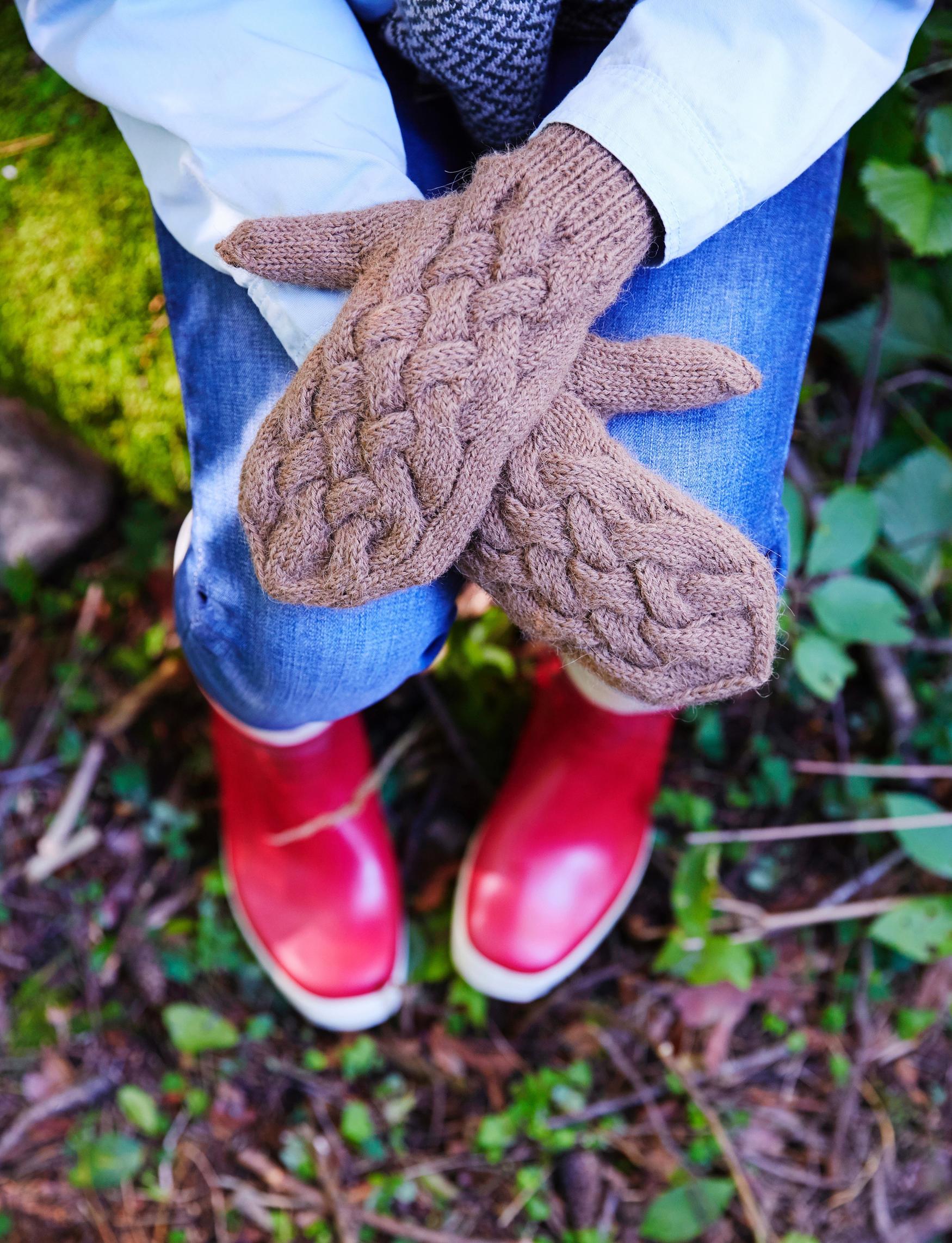 Knit these lovely cable mittens and master the easy Indian thumb gusset