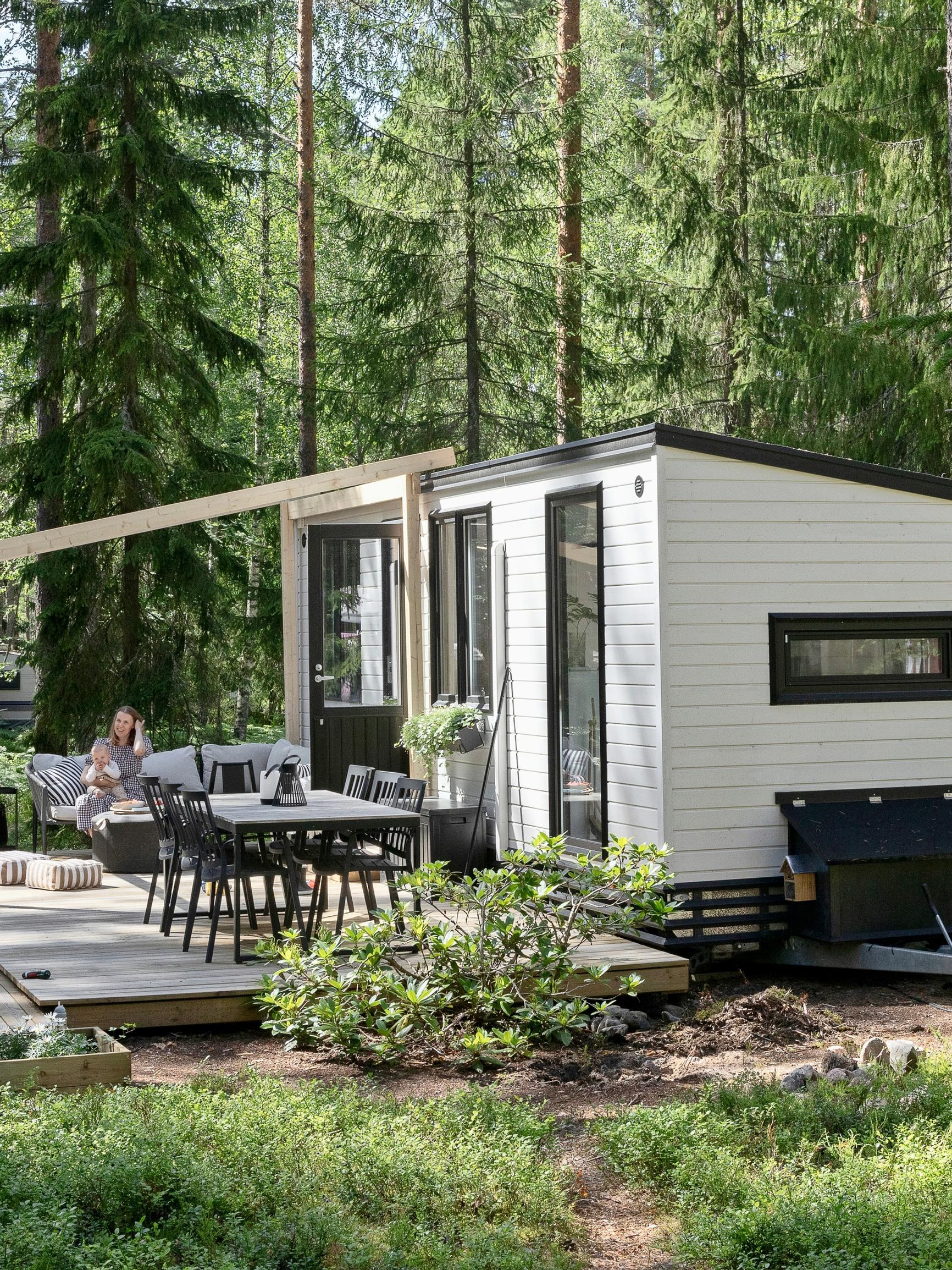 Tiny cottage on wheels! Take a peek at this family’s 19-square-meter summer retreat