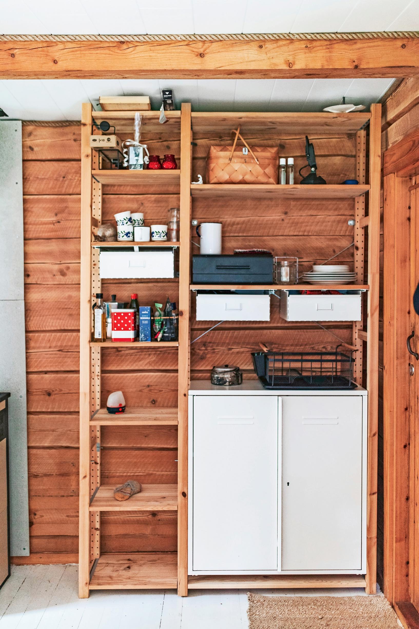 An open shelf system in a log-walled cottage