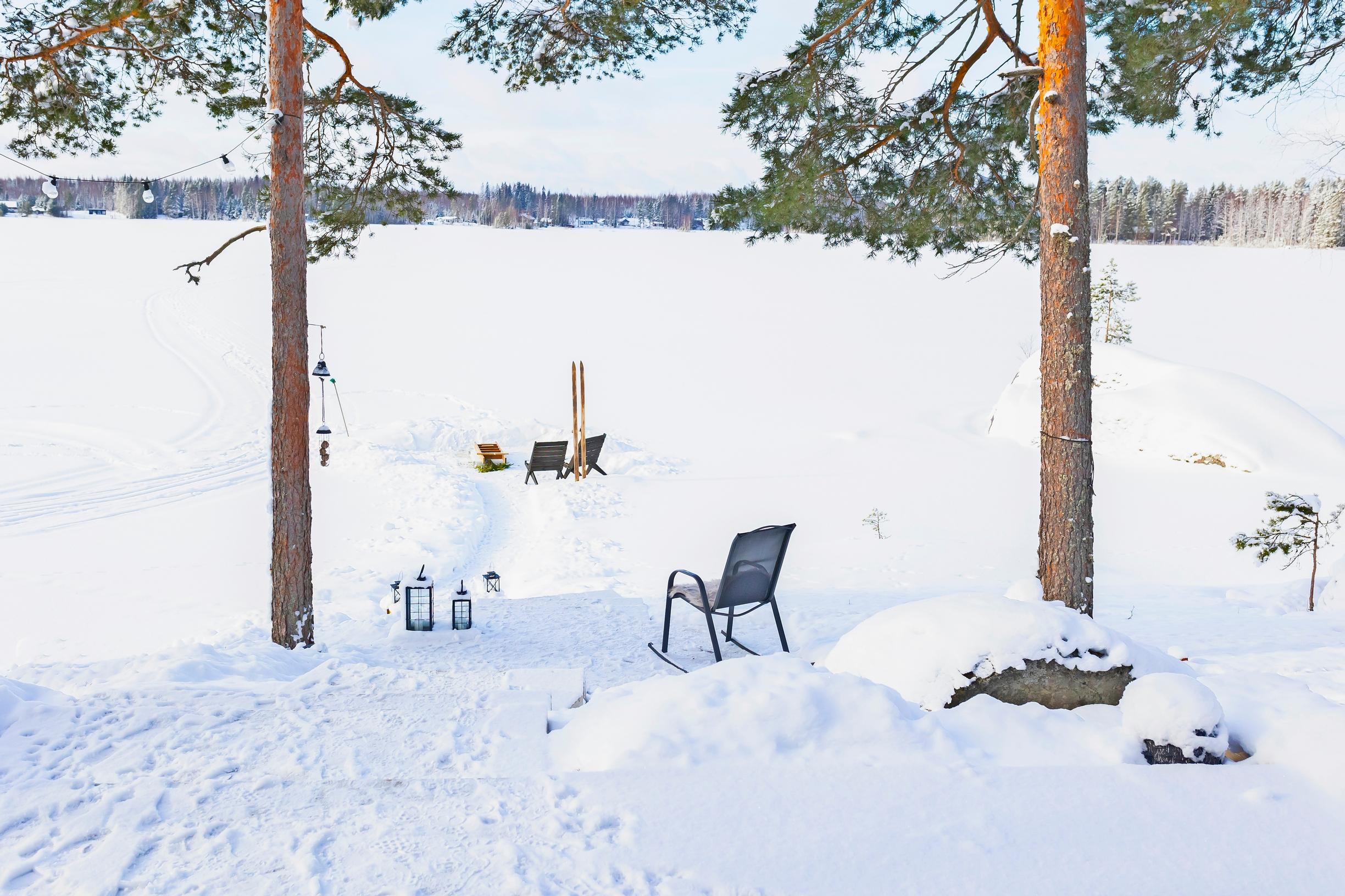Mari and Kari’s winter cottage shore