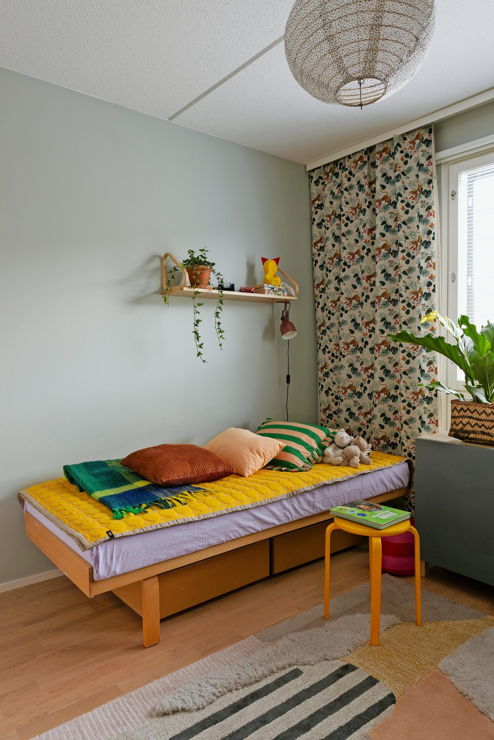 Photo of the kids’ room with a daybed.
