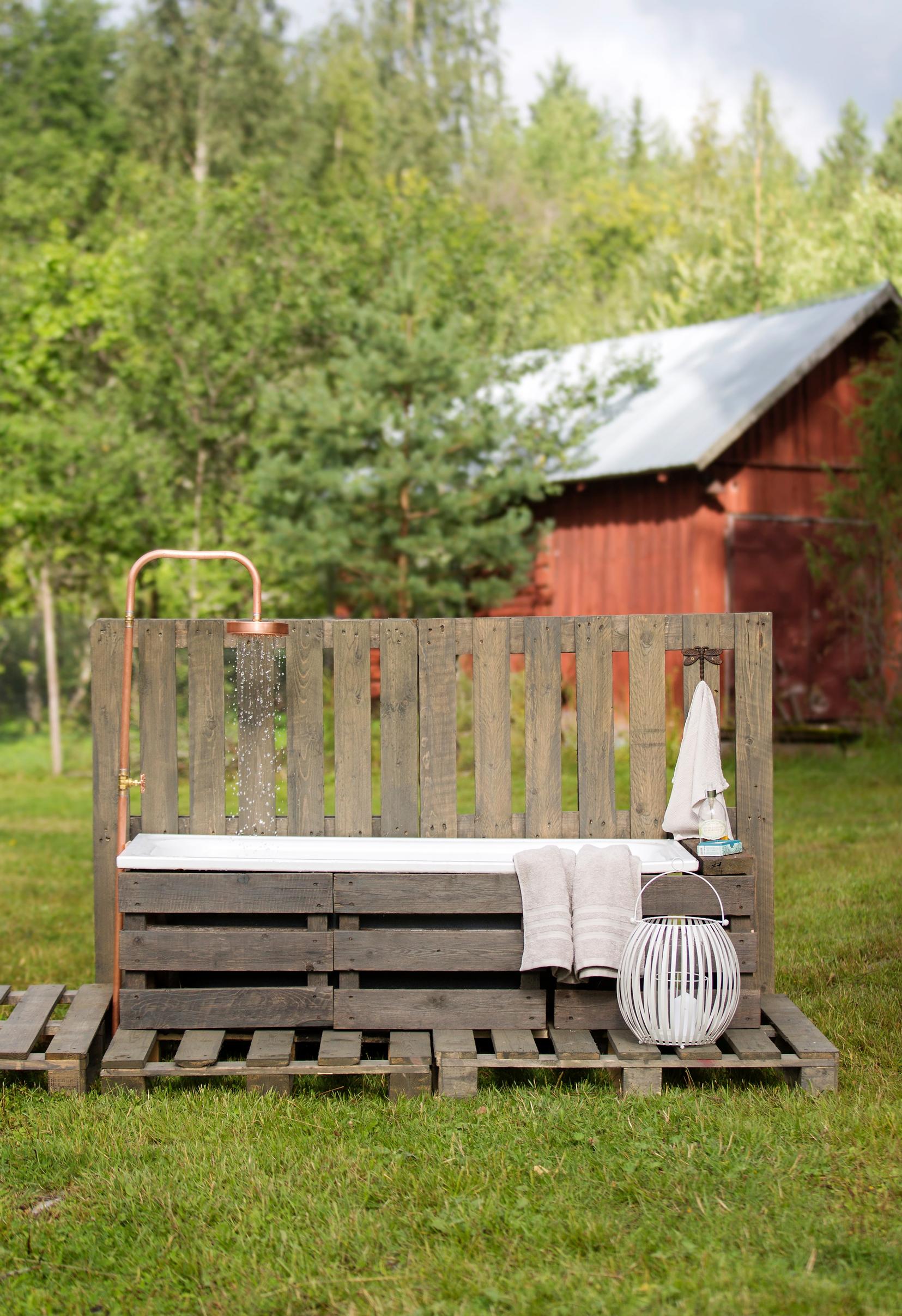 Outdoor bath built from pallets