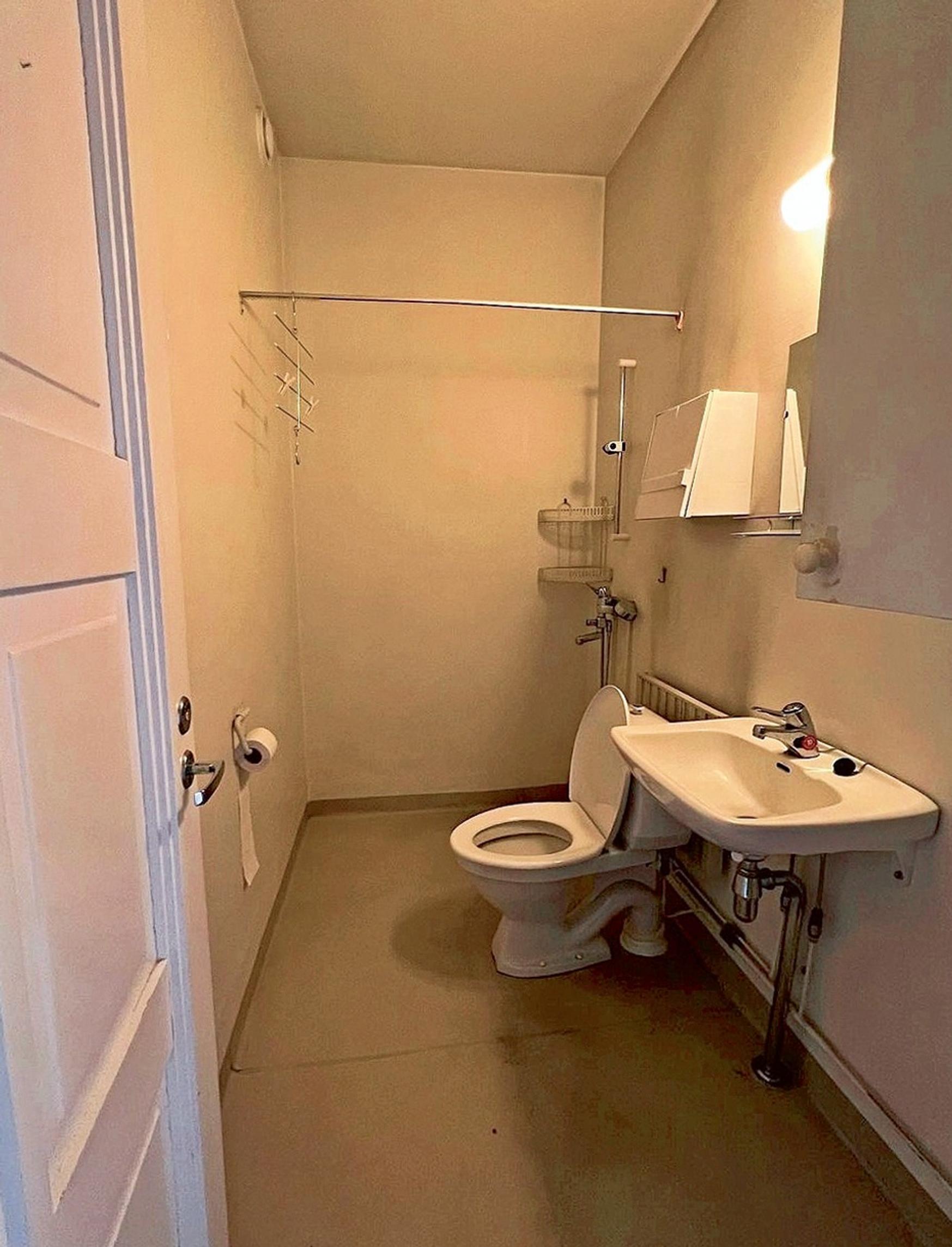 Bathroom before renovation