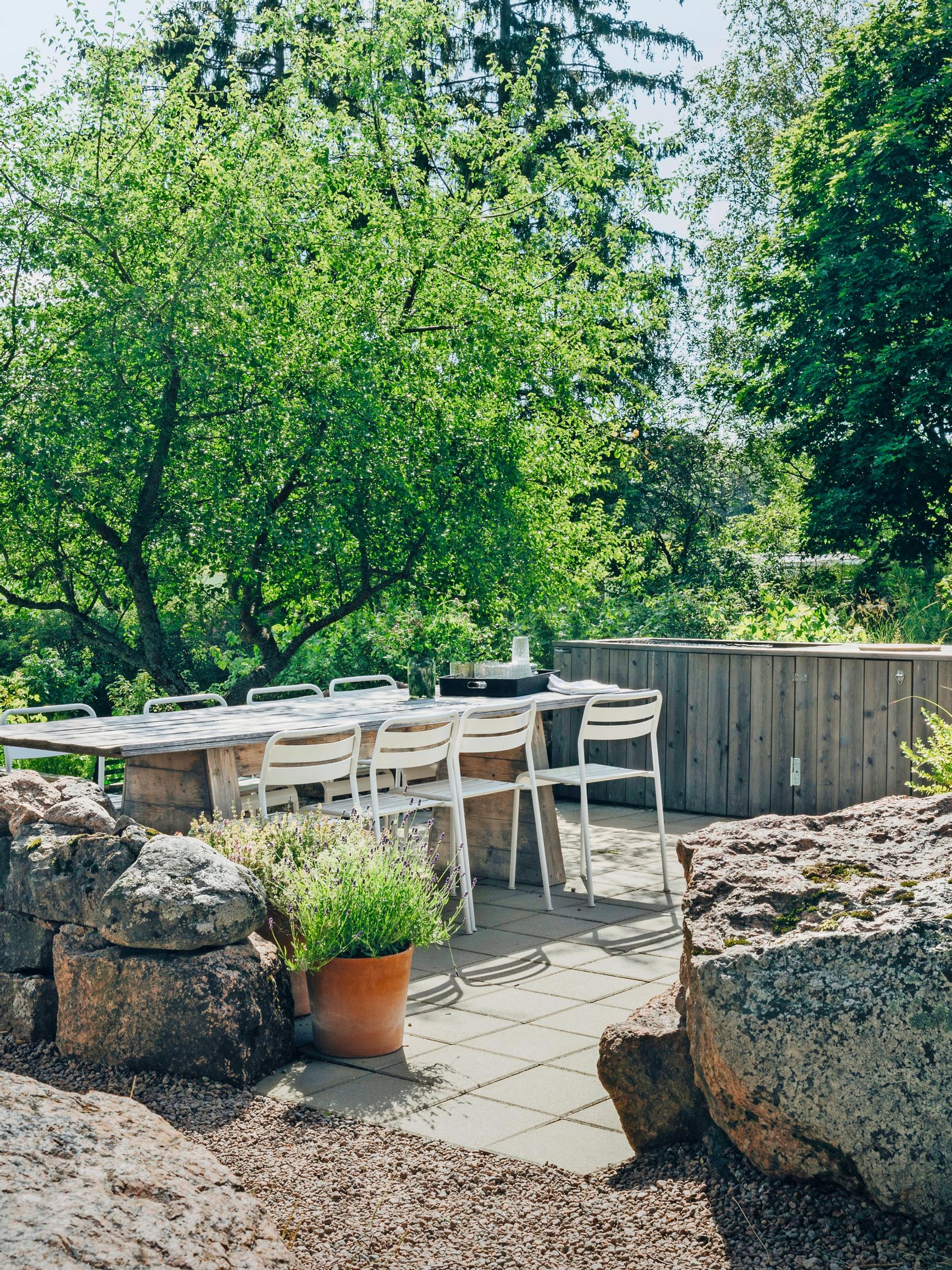 Designer built a budget-friendly summer kitchen out of stones: “The kitchen is the heart of the entire yard; we had no use for the lawn”