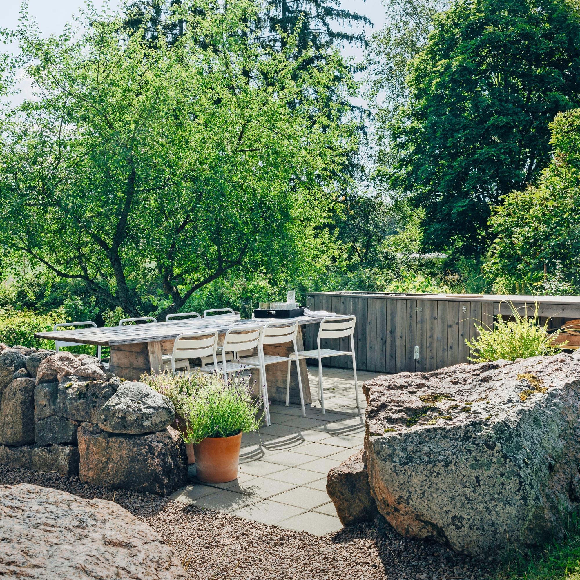 Designer built a budget-friendly summer kitchen out of stones: “The kitchen is the heart of the entire yard; we had no use for the lawn”