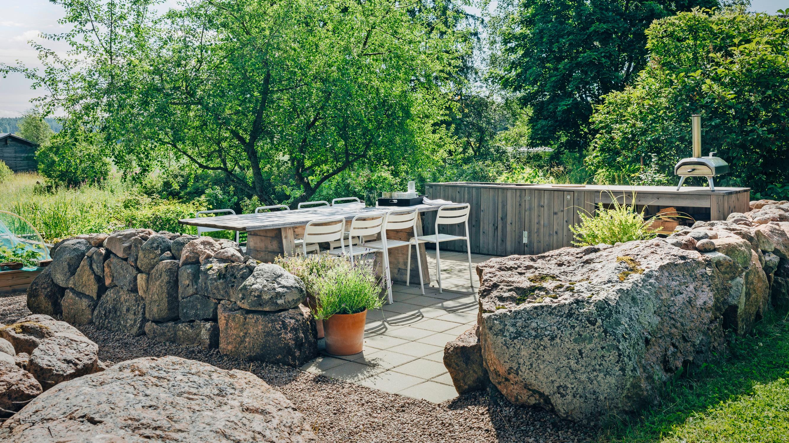 Designer built a budget-friendly summer kitchen out of stones: “The kitchen is the heart of the entire yard; we had no use for the lawn”
