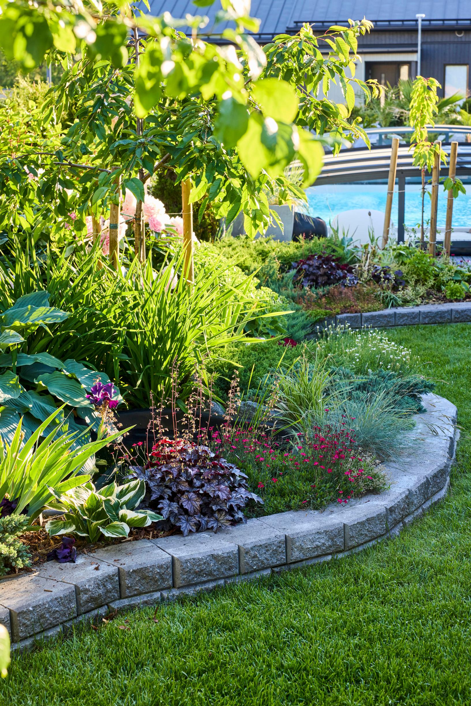500-square-meter yard, flowerbed edge