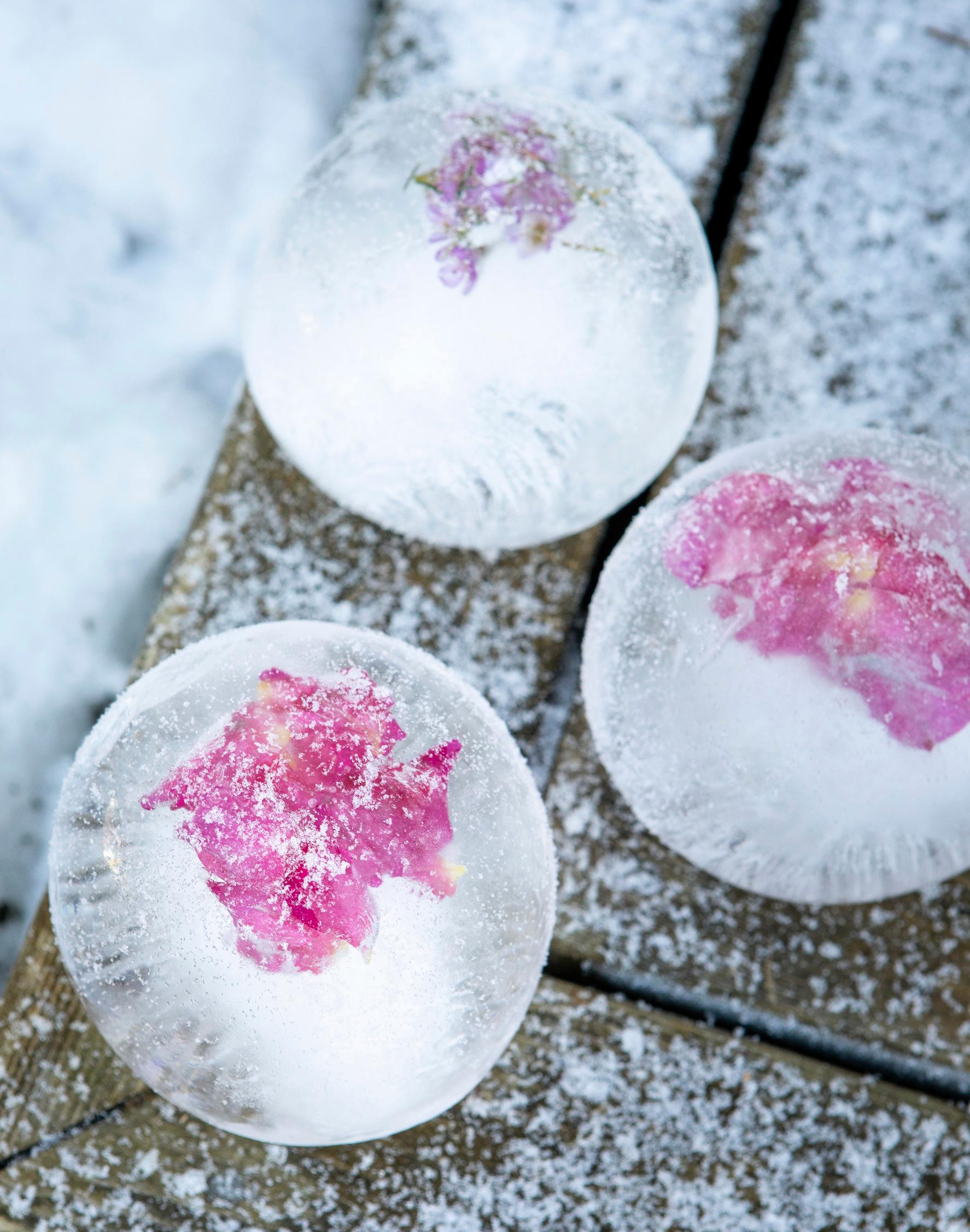 Blooming ice spheres