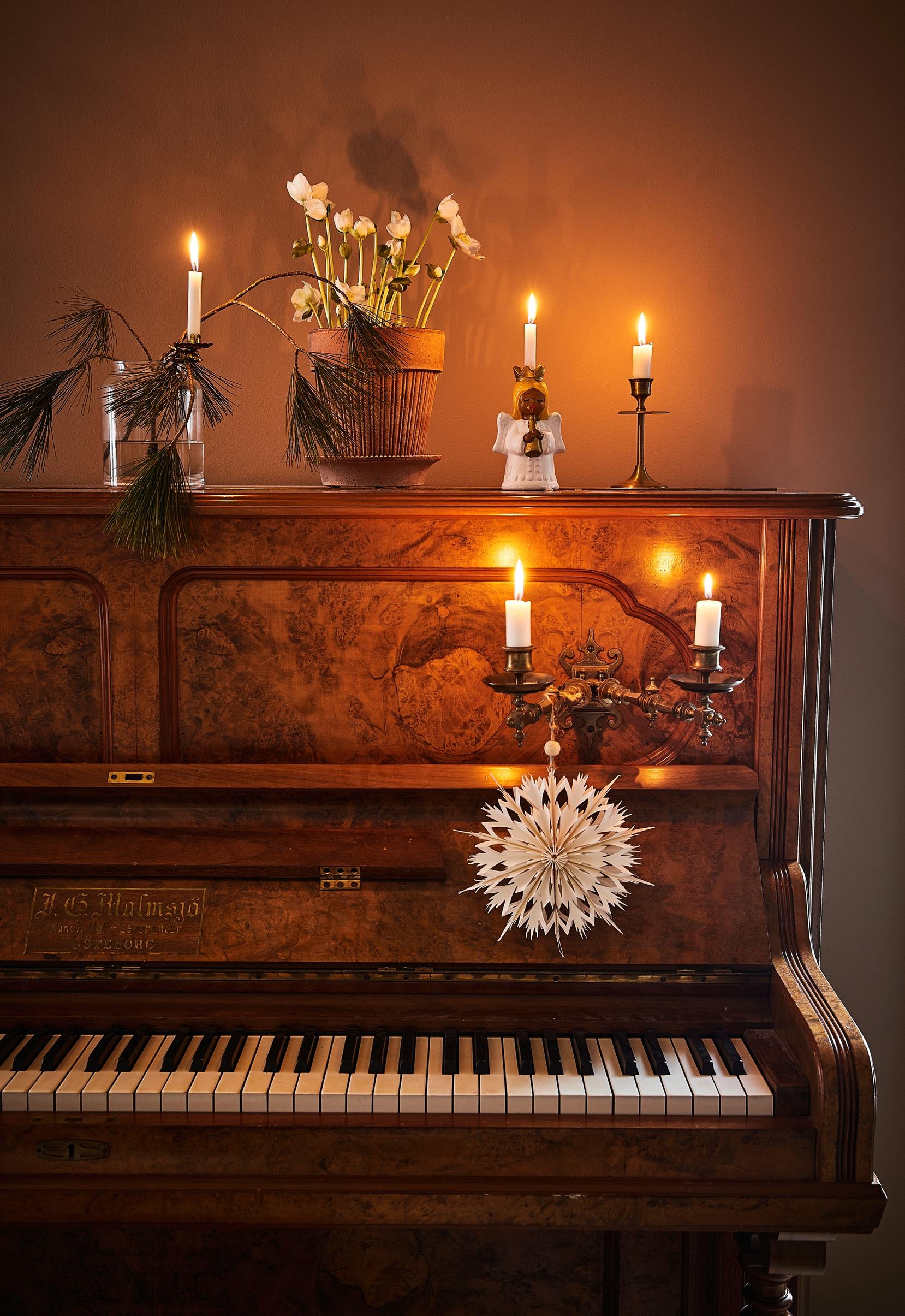 An old piano with lit candles