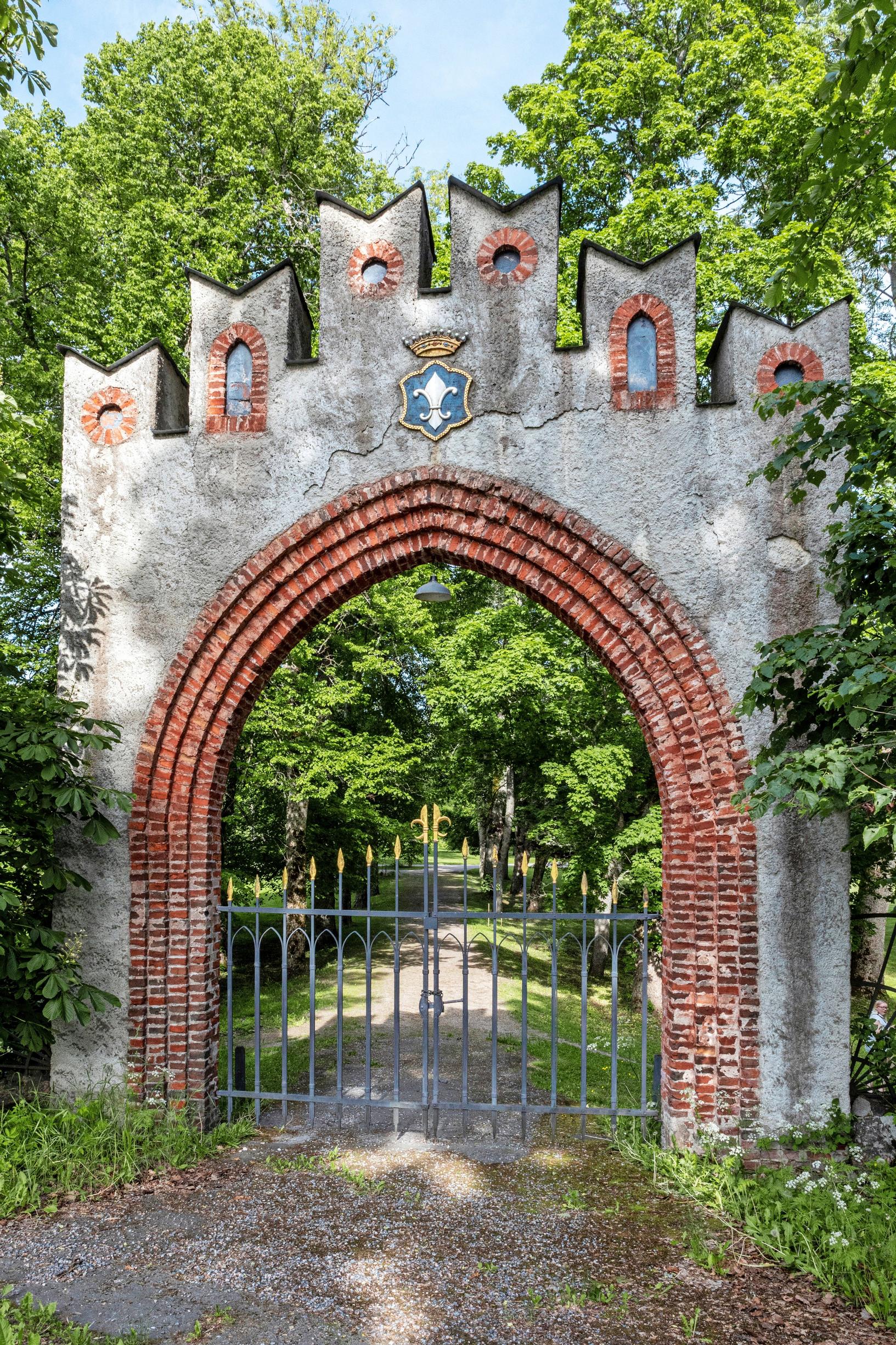 The former tree-lined entrance road at Mustio Manor