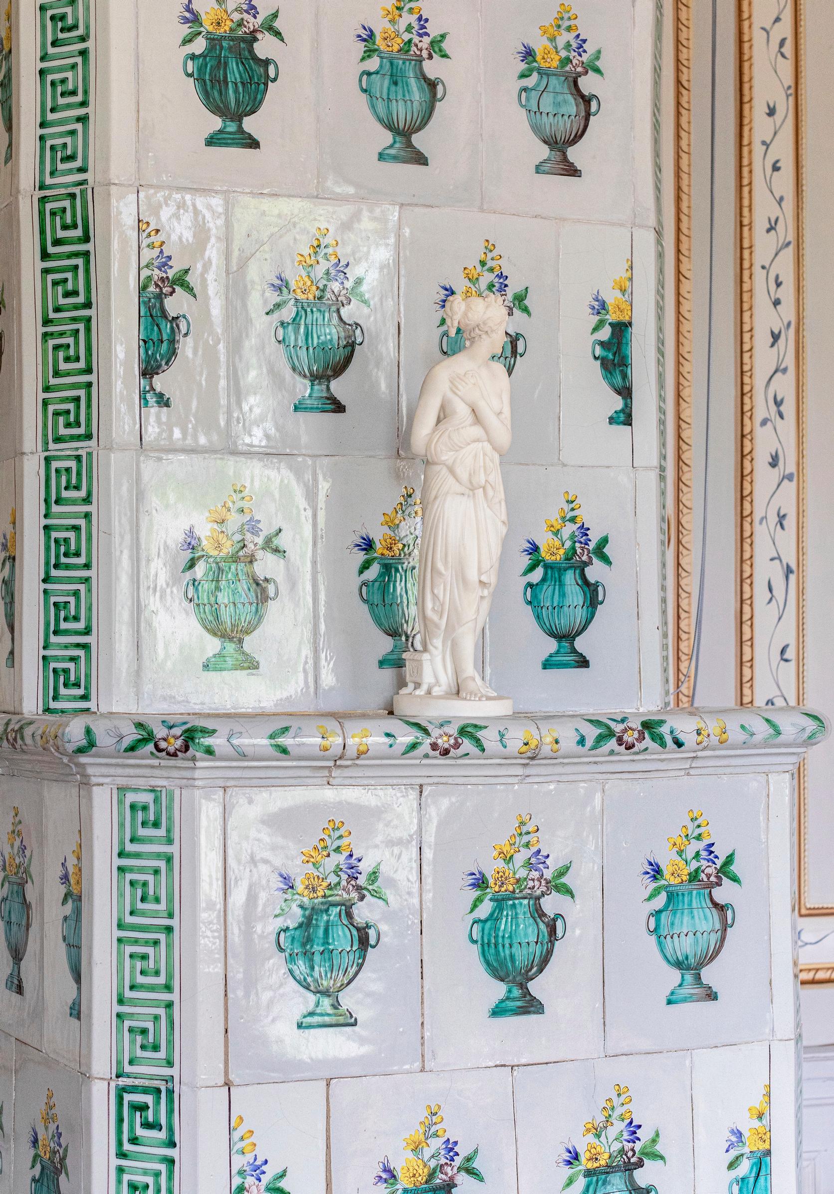 Decorative tile stove in Mustio Manor