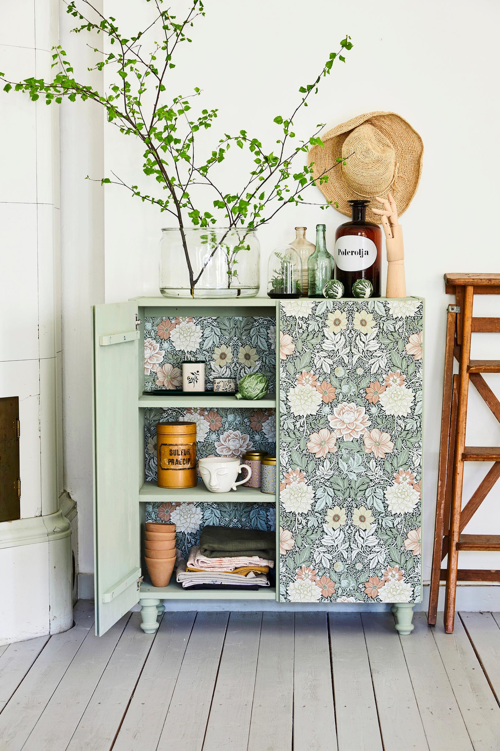 Wallpapering a cabinet: here’s how to make it the most beautiful piece in your home
