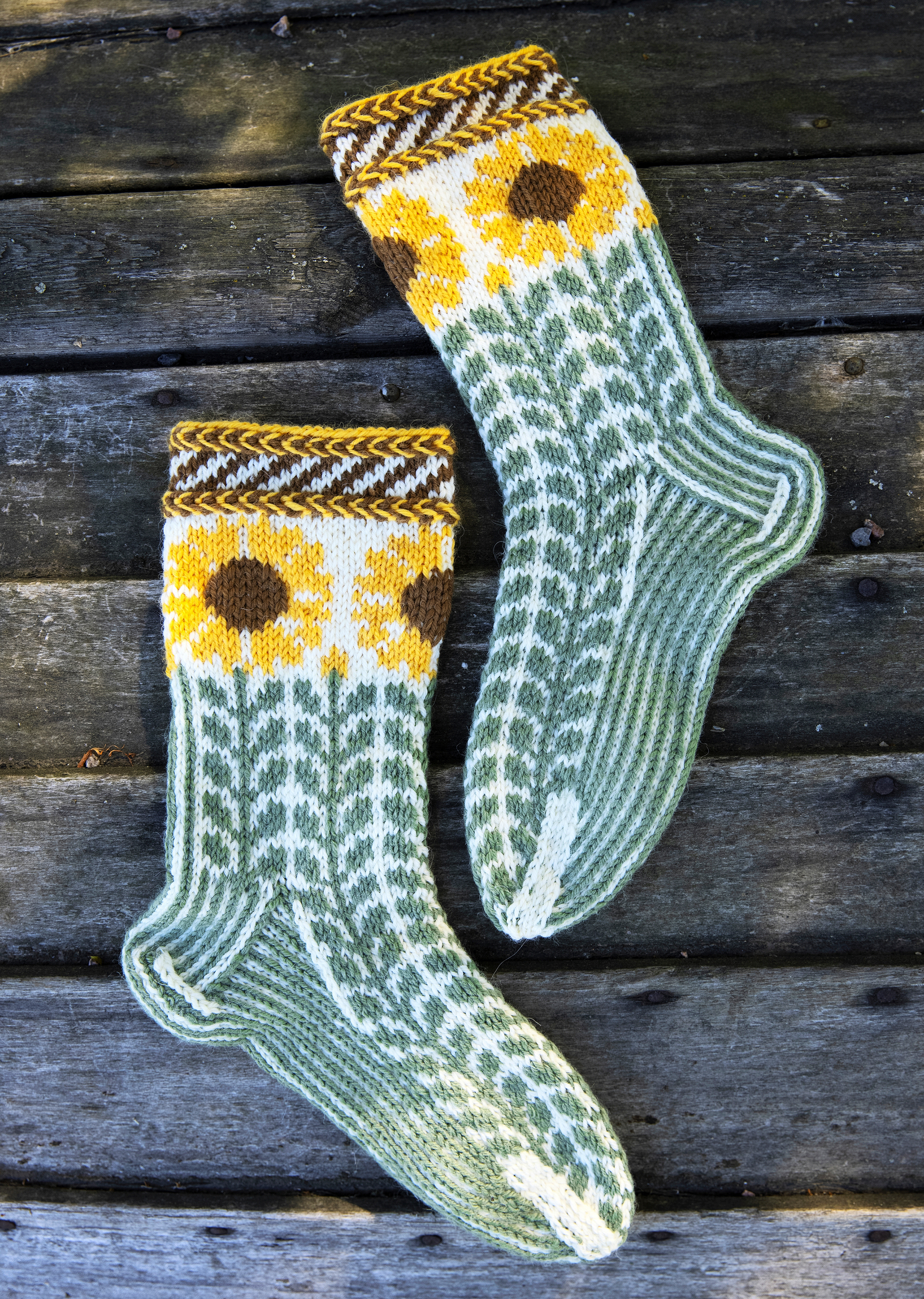 Sunflower socks—get the pattern! | Kotona Living