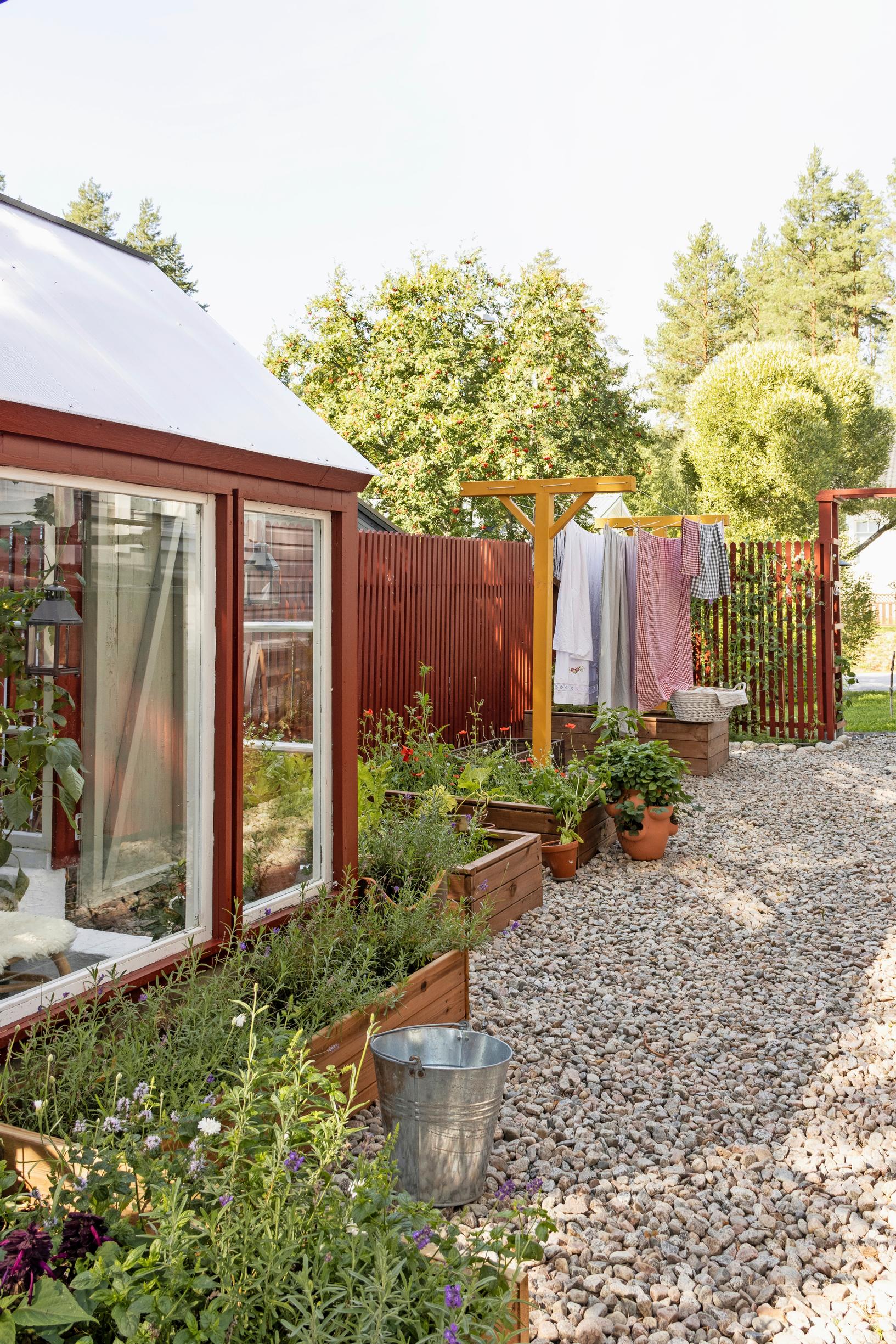Photo of a clothesline stand.