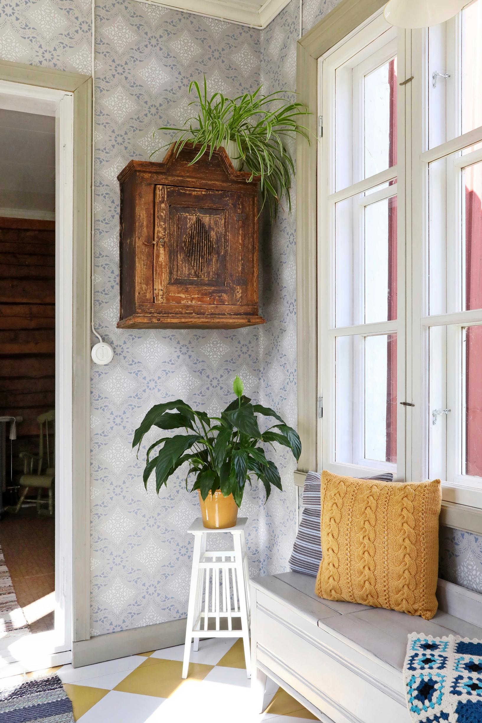 Wall cupboard in the corner of the porch