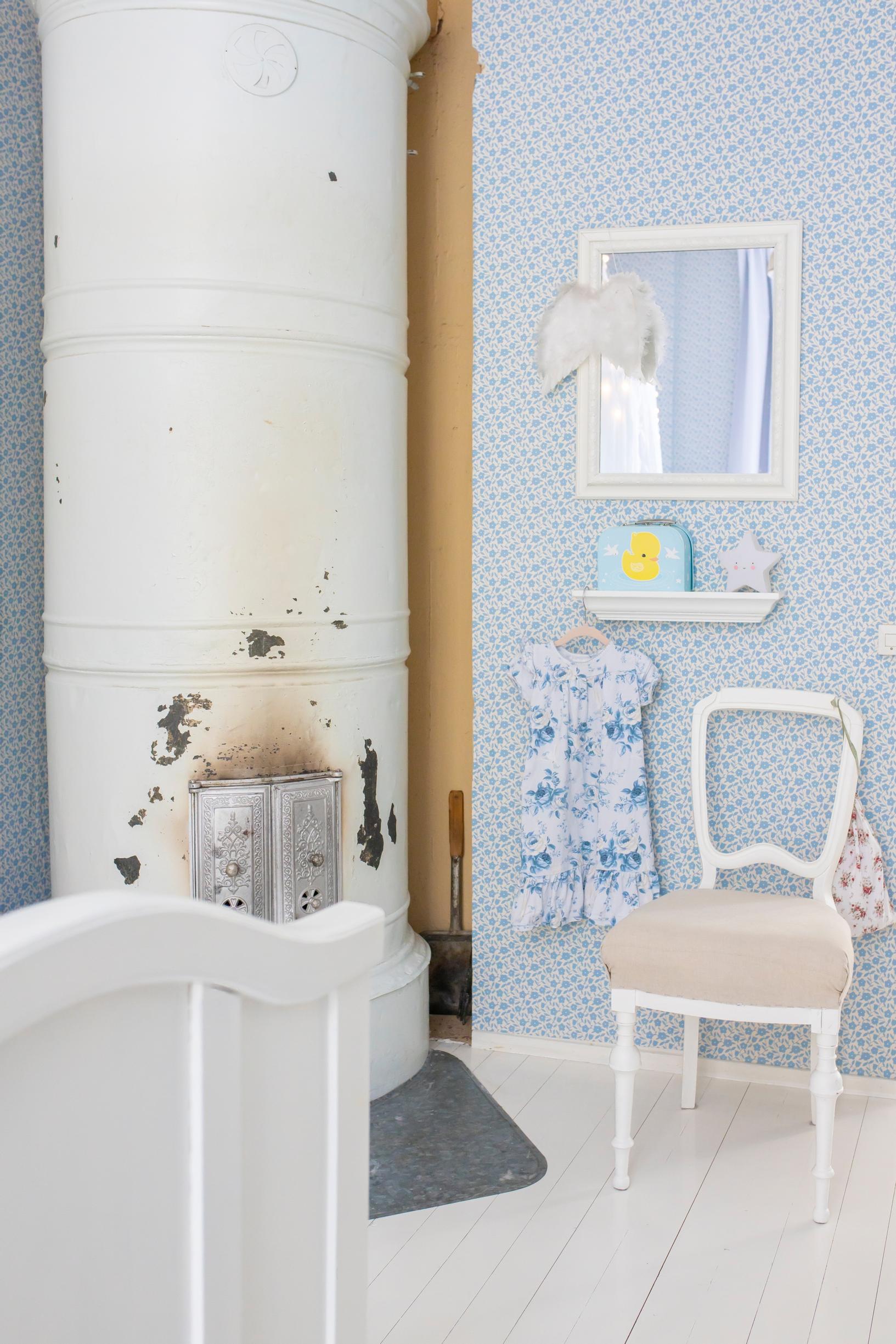 The tiled stove in the children’s room provides warmth.
