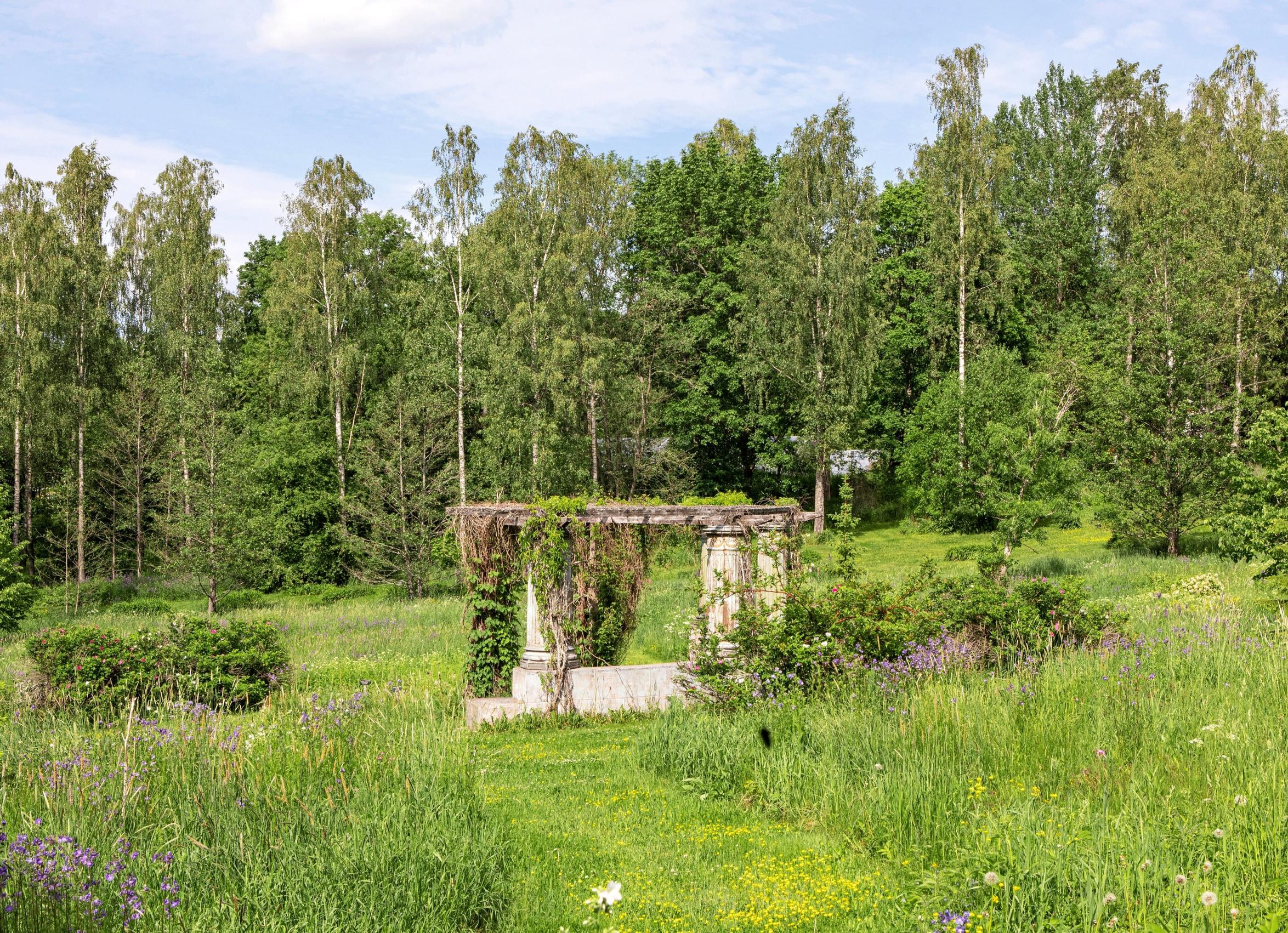 Temple pergola in Mustio Manor’s estate garden